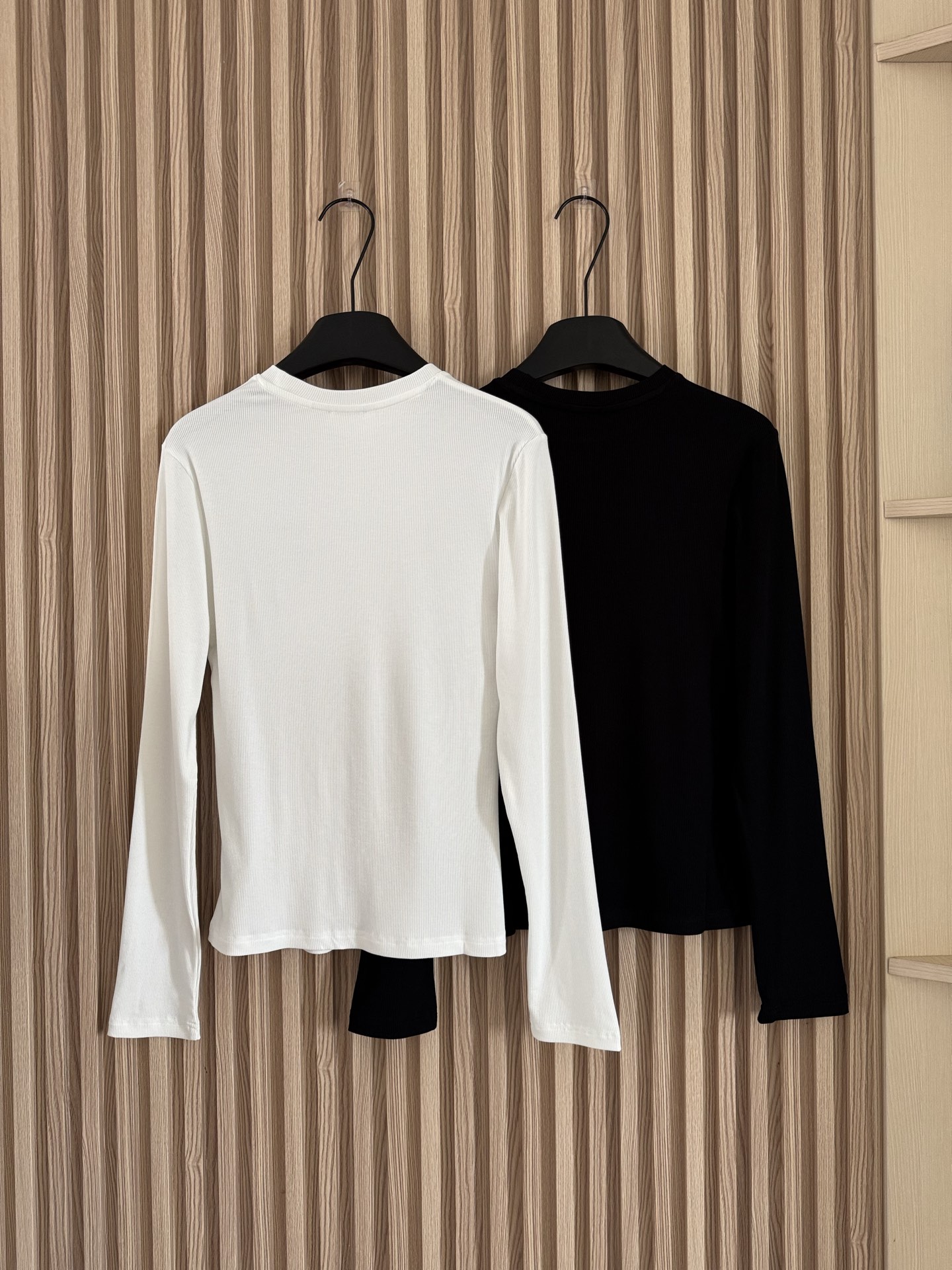 YSL 25秋冬新款 螺纹弹力中缝经典刺绣长袖T恤 高弹力竖螺纹面料，回弹性好，舒服耐穿，收腰修身版型不