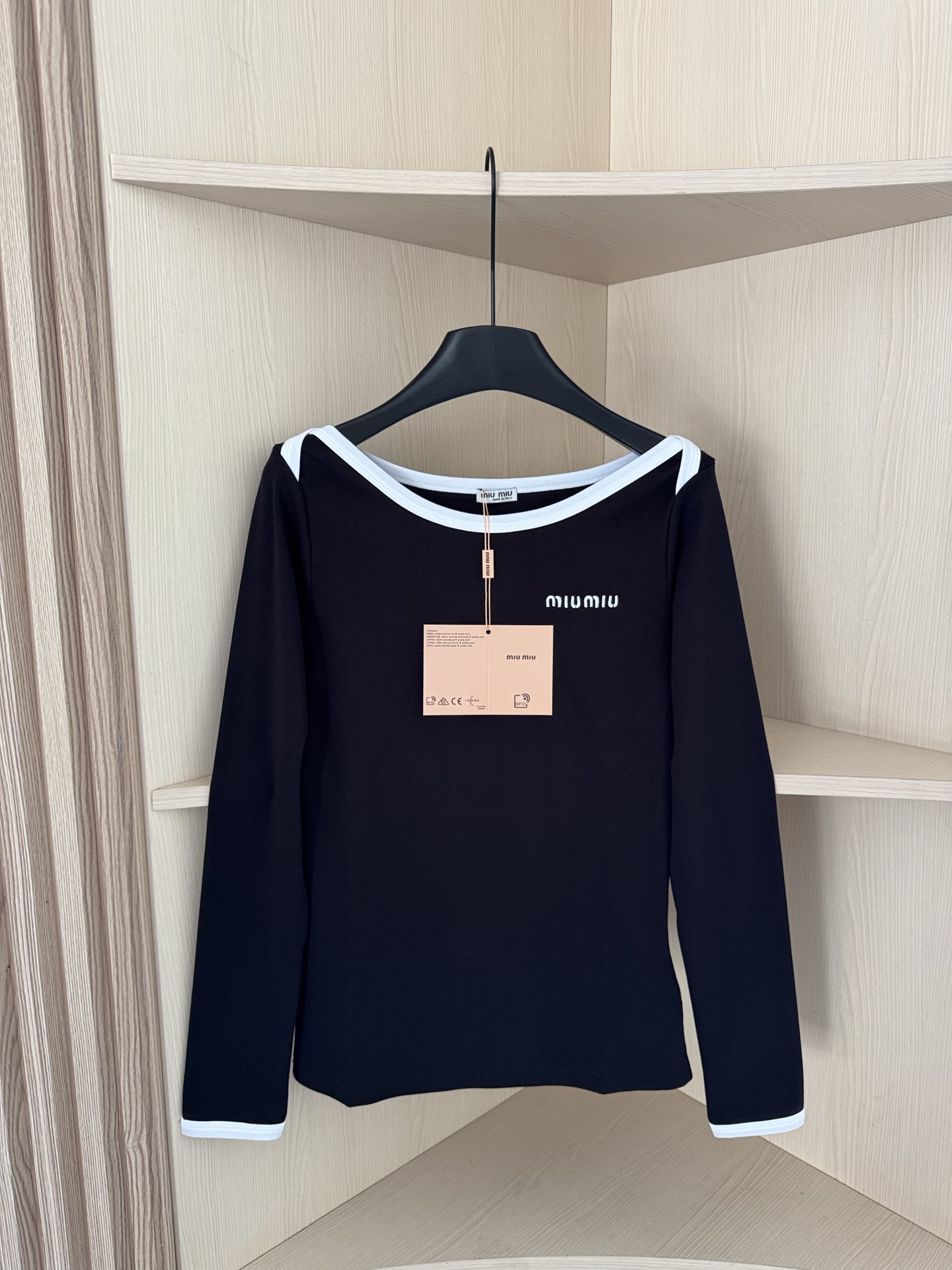 MIUMIU 25秋冬新款 字母刺绣一字领交叉肩长袖弹力T恤打底衫 值得入手 三色sml