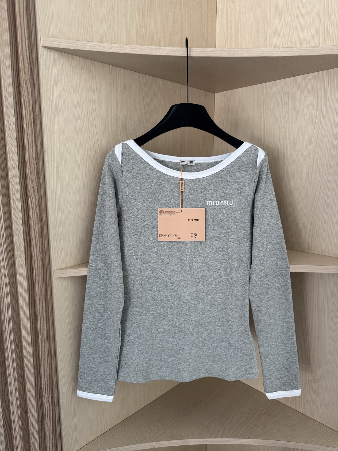 MIUMIU 25秋冬新款 字母刺绣一字领交叉肩长袖弹力T恤打底衫 值得入手 三色sml