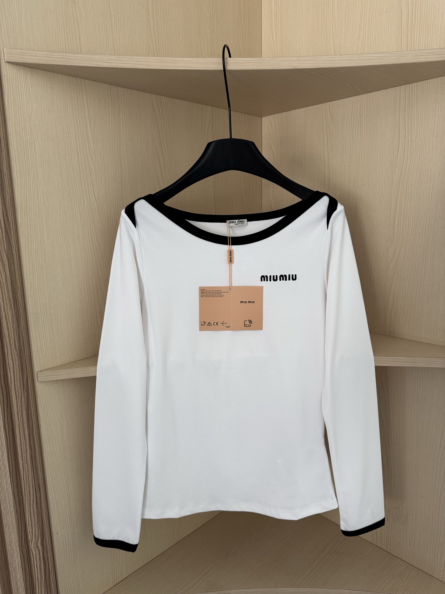 MIUMIU 25秋冬新款 字母刺绣一字领交叉肩长袖弹力T恤打底衫 值得入手 三色sml