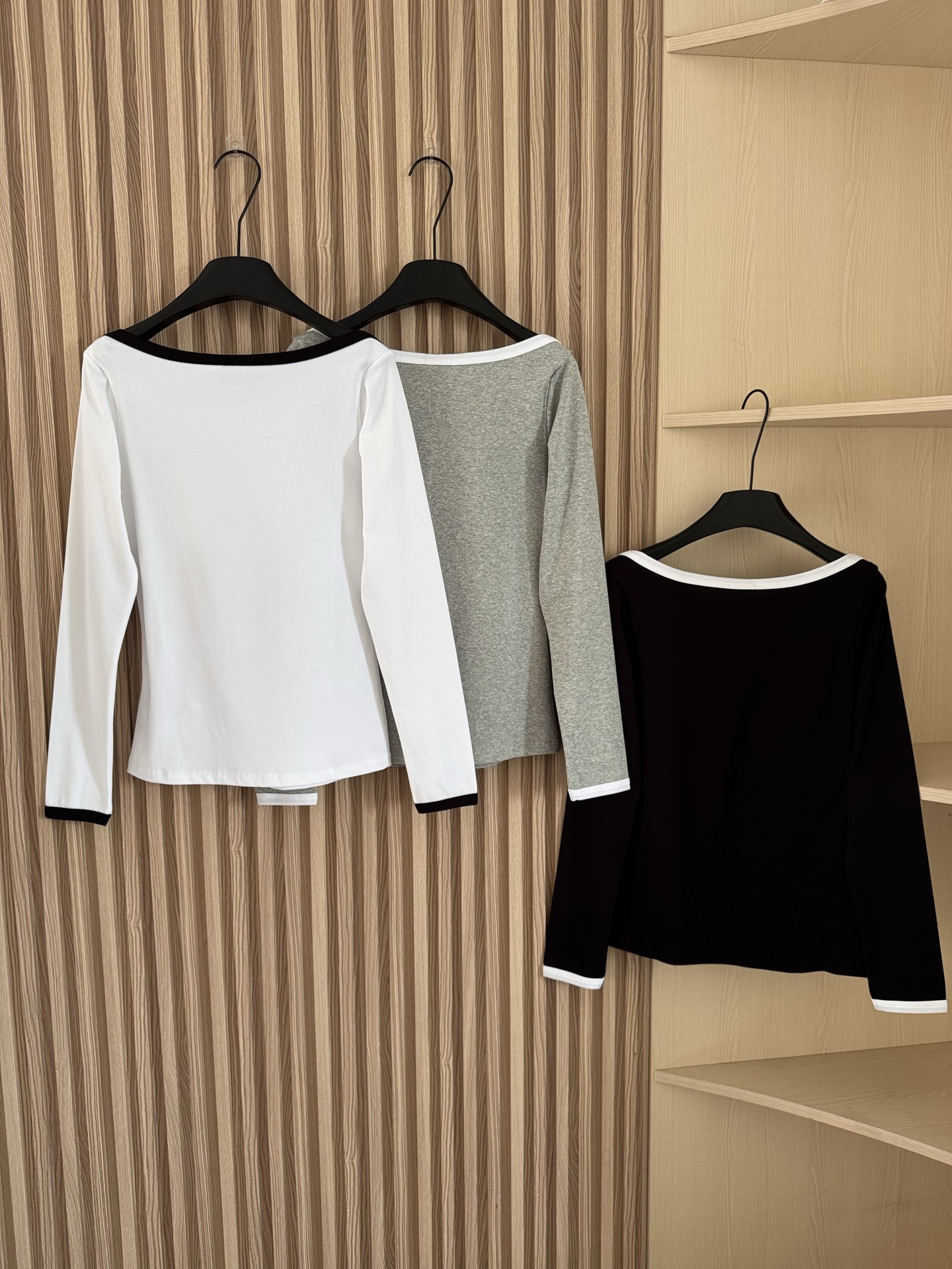 MIUMIU 25秋冬新款 字母刺绣一字领交叉肩长袖弹力T恤打底衫 值得入手 三色sml