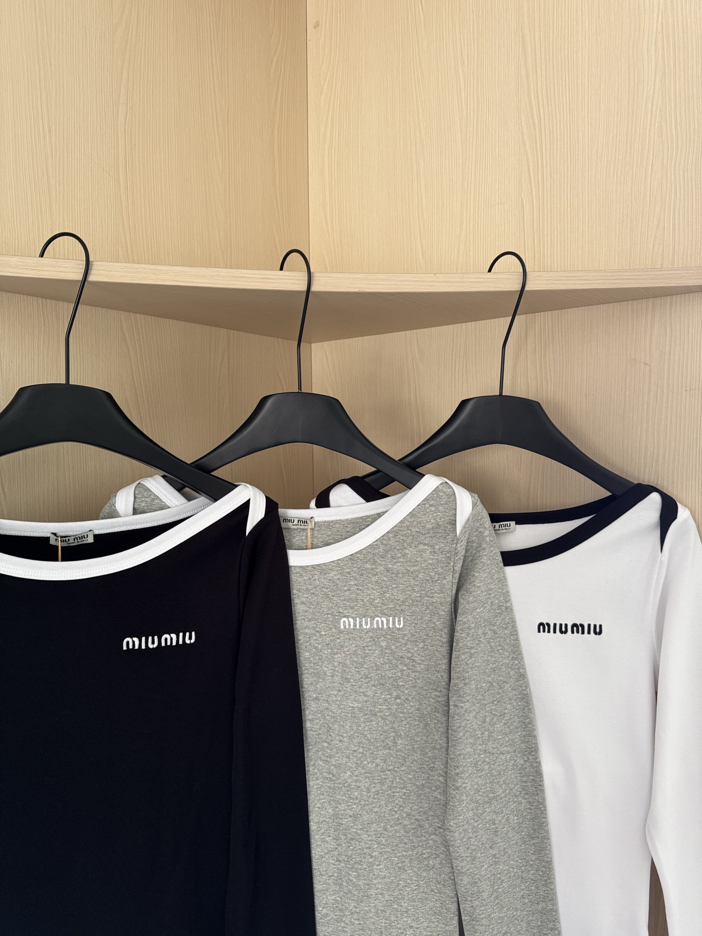 MIUMIU 25秋冬新款 字母刺绣一字领交叉肩长袖弹力T恤打底衫 值得入手 三色sml