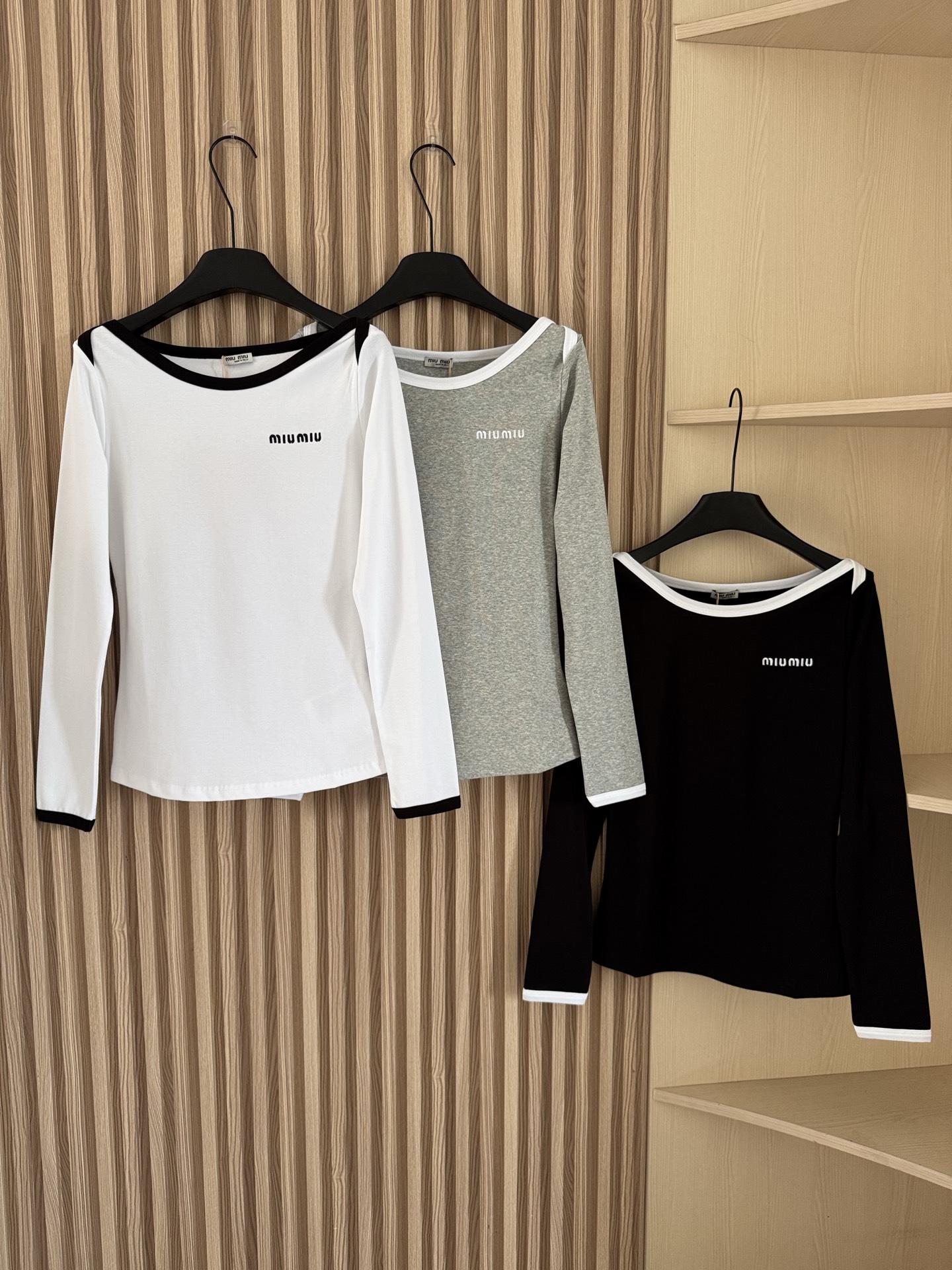 NO:506962,MIUMIU 25 autumn and winter new style letter embroidered one-length neck cross-shoulder long-sleeved stretch T-shirt base shirt worth buying three-color sml, miumiu,tees, t-shirt, alexander wang19860909MIUMIU 25秋冬新款 字母刺绣一字领交叉肩长袖弹力T恤打底衫 值得入手 三色sml,,miumiu,tees，t-shirt,alexander wang,Women's clothing