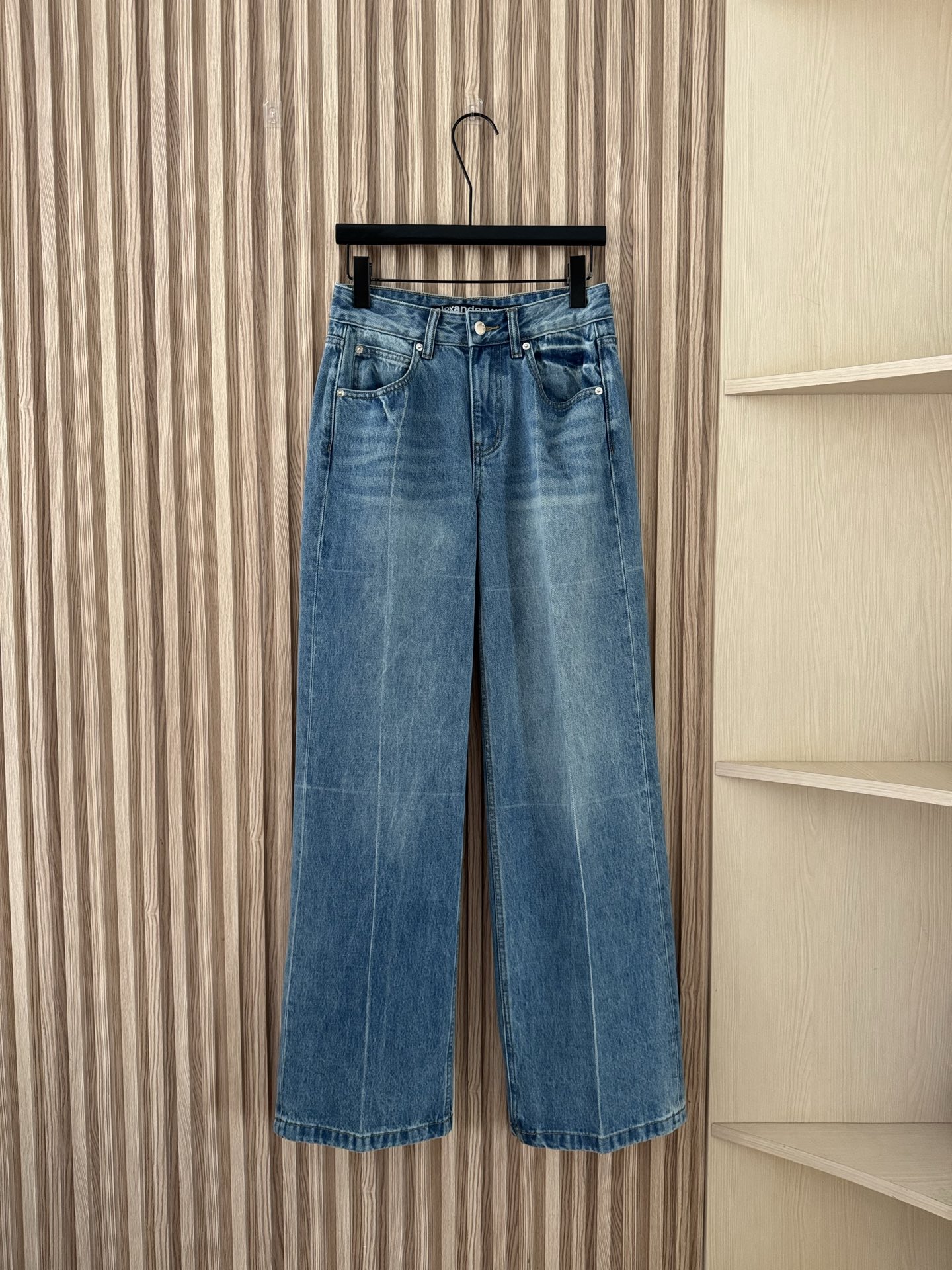 NO:686474,Alexanderwang 26 early spring new model, white crease straight high-waist slim and versatile denim trousers, made of 100 cotton retro denim fabric, soft and droopy, not easy to deform, super stiff and three-dimensional, plus wide-leg straight high-waist version, a perfect all-match artifact!  Code number sml,,19860909Alexanderwang 26早春新款 磨白折痕直筒高腰显瘦百搭牛仔长裤,采用100棉复古牛仔面料,柔软中带有筋骨垂感,不易变形,挺括立体感超强,加上阔腿直筒高腰版型,妥妥的百搭神器！码数sml,,,Women's clothing