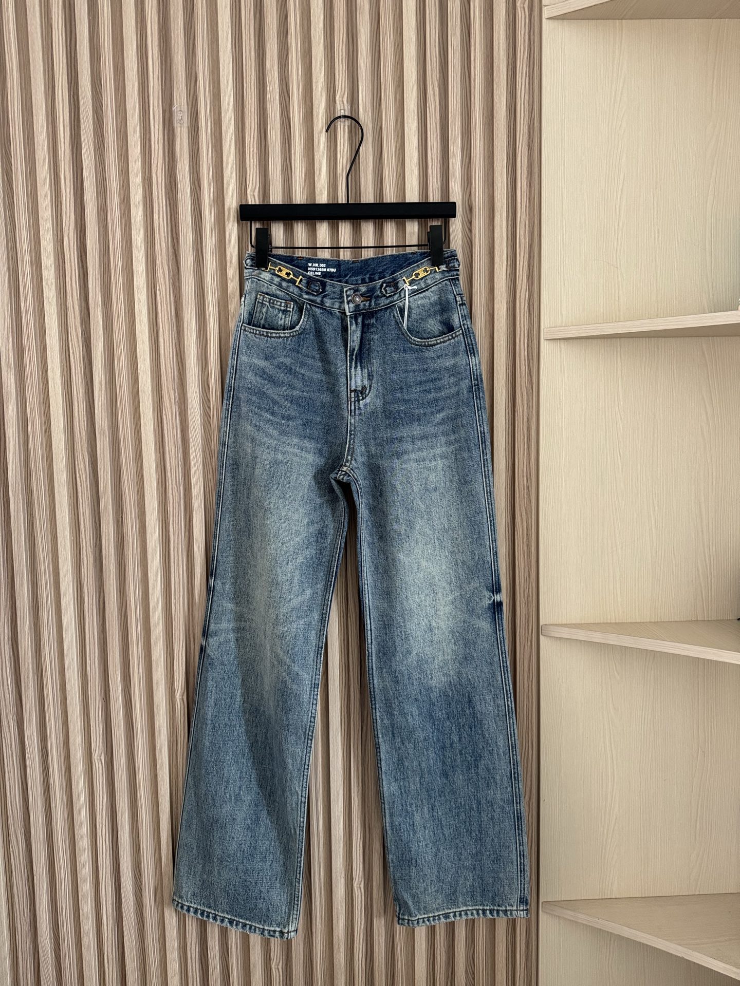 NO:730930,Celine 25 classic narrow straight high-waist slim jeans decorated with Arc de Triomphe metal buckles. This color is very suitable for autumn and winter, especially straightforward!  Moreover, the trousers are narrow and straight-legged with just the right amount of looseness, making them look slimmer!  This is an absolute classic. I highly recommend it!  100 point jeans!  Code number SMLXL,,celine,jeans,19860909Celine 25经典款 凯旋门金属扣装饰窄版直筒高腰显瘦牛仔裤 这个颜色非常适台秋冬搭配,特别率性！而且裤型是那种宽松程度刚刚好的窄版直筒 很有显瘦！这件绝对经典的 真心推荐！ 100分的牛仔裤！码数SMLXL,,celine,jeans,,Women's clothing