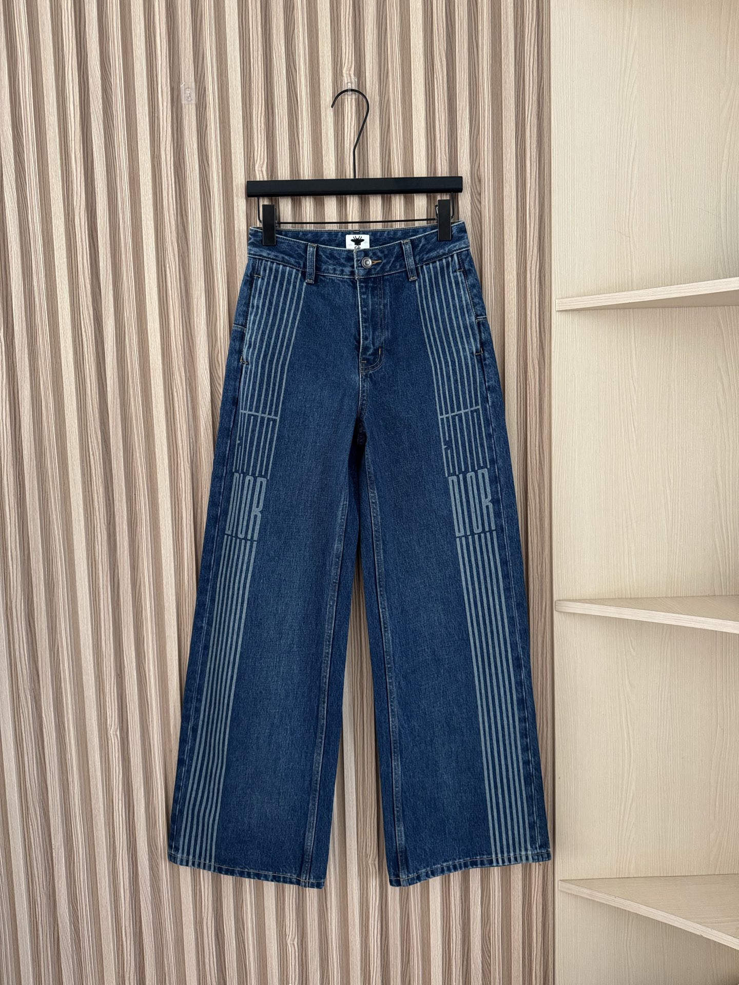 NO:793920,Dior's new spring and summer 26 straight-leg high-waist slim jeans with laser-burned lines on both sides, a super popular style!  A versatile item that catches your eye at first sight, a must-have for fashionistas. The heavy washed smoky gray color is decorated with laser burnt lines. It has a three-dimensional shape and a sense of street coolness. It is a design style that is one of a kind!  Just the right length to make your legs look longer. The straight-cut upper body makes your legs super perfect. They are really a fairy trousers for a pear-shaped figure. They are made of 100 cotton denim fabrics. They are full of high-end feel and can be used in all seasons. It is a style that will not go out of style for many years. It is recommended that everyone get one!  Two colors, sizes 32-44,,dior,jeans,19860909Dior 26春夏新品 双侧激光烧花线条字母直筒高腰显瘦牛仔裤,超热门款！一眼看上的百搭单品,时髦精必入,重工水洗烟灰色搭配激光烧花线条装饰,立体造型感和街头潮酷感拉满,百里挑一的设计风格！恰到好处的长度,显腿长,直筒版型上身把腿修饰的超级完美,真的是梨形身材的神仙裤型,精选100棉牛仔面料,高级感十足,四季皆可,穿多少年都不会过时的款式,建议人手一件！两色32-44码,,dior,jeans,,Women's clothing