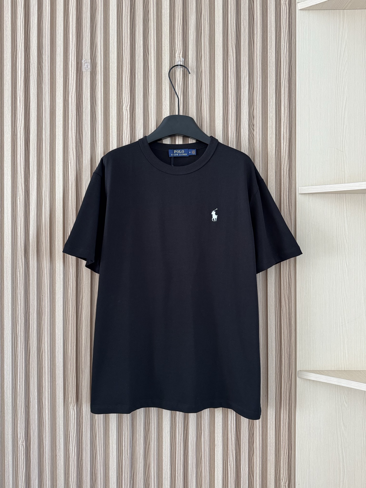 NO:667400,Ralph Lauren 26 spring and summer new style casual loose and versatile short-sleeved T-shirt with letter embroidery, custom-made original high-count combed cotton fabric, smooth and textured, the upper body can instantly become a style blogger, the loose and casual version is not picky, and it looks very fashionable with casual matching!  Both the front and back reveal an inadvertently relaxed and fashionable atmosphere!  Two-color SML,,loro piana,T-shirt,tees,t-shirt, 19860909Ralph Lauren 26春夏新款 字母刺绣休闲宽松百搭短袖T恤,定制原版高支精梳全棉面料,顺滑有质感,上身秒变穿搭博主,宽松休闲版型不挑人,随意搭配都很老钱！前后都透露着一种不经意间的松弛时髦气息！两色SML,,loro piana,T-shirt,tees，t-shirt, ,Women's clothing