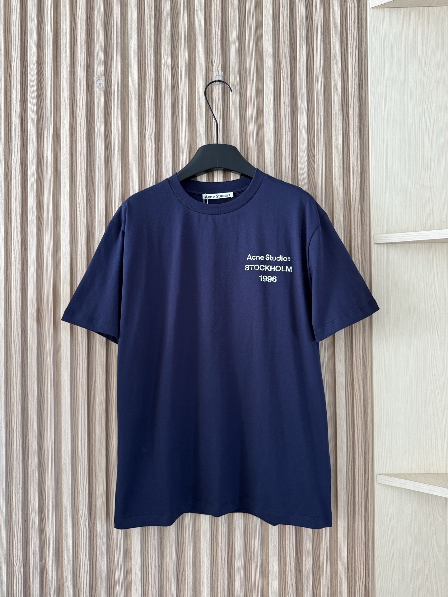 NO:666997,Acnestudios 26 new spring and summer AC classic letter print loose casual short-sleeved T-shirt, made of 190g 100% plain cotton fabric, has excellent breathability, softness and comfort, and can be worn in all seasons. The loose and casual version is not picky about body shape or age. It is a must-have high-quality T-shirt that is durable in the wardrobe. Two-color SML,,acne studios,dior,T-shirt,tees,t-shirt, 19860909Acnestudios 26春夏新款 AC经典字母印花宽松休闲短袖T恤,采用190g百分百平纹纯棉面料,透气性极佳,柔软舒适,四季都能穿.宽松休闲版型,不挑身材不挑年龄,是一款衣柜里经久耐穿的必备优质T恤 两色SML,,acne studios,dior,T-shirt,tees，t-shirt, ,Women's clothing