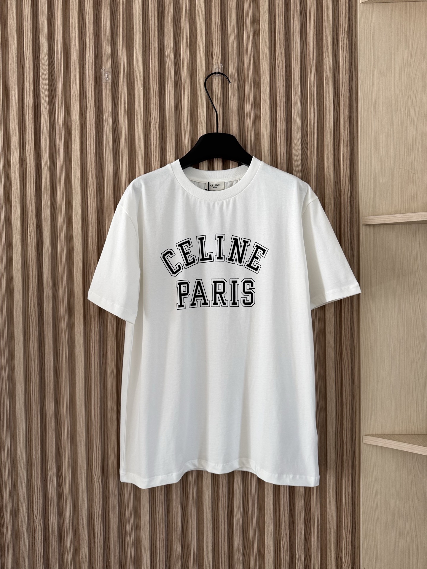 NO:717140,Celine 26 new spring and summer loose casual short-sleeved T-shirt with letter printing, customized YB raw cotton material, breathable and comfortable, full of texture, loose silhouette dropped shoulder short-sleeved T-shirt, highlighting the brand style, made of breathable pure cotton fabric, full of suppleness, showing a casual and relaxed effect!  Two-color SML,,celine,T-shirt,tees,t-shirt,19860909Celine 26春夏新款 字母印花宽松休闲短袖T恤衫,定制YB原生全棉材质,透气舒适,质感十足,宽松廓形落肩短袖T恤裁剪,凸显品牌格调,采用透气纯棉面料制成,柔顺感十足,呈现休闲松弛效果！两色SML,,celine,T-shirt,tees，t-shirt,,Women's clothing