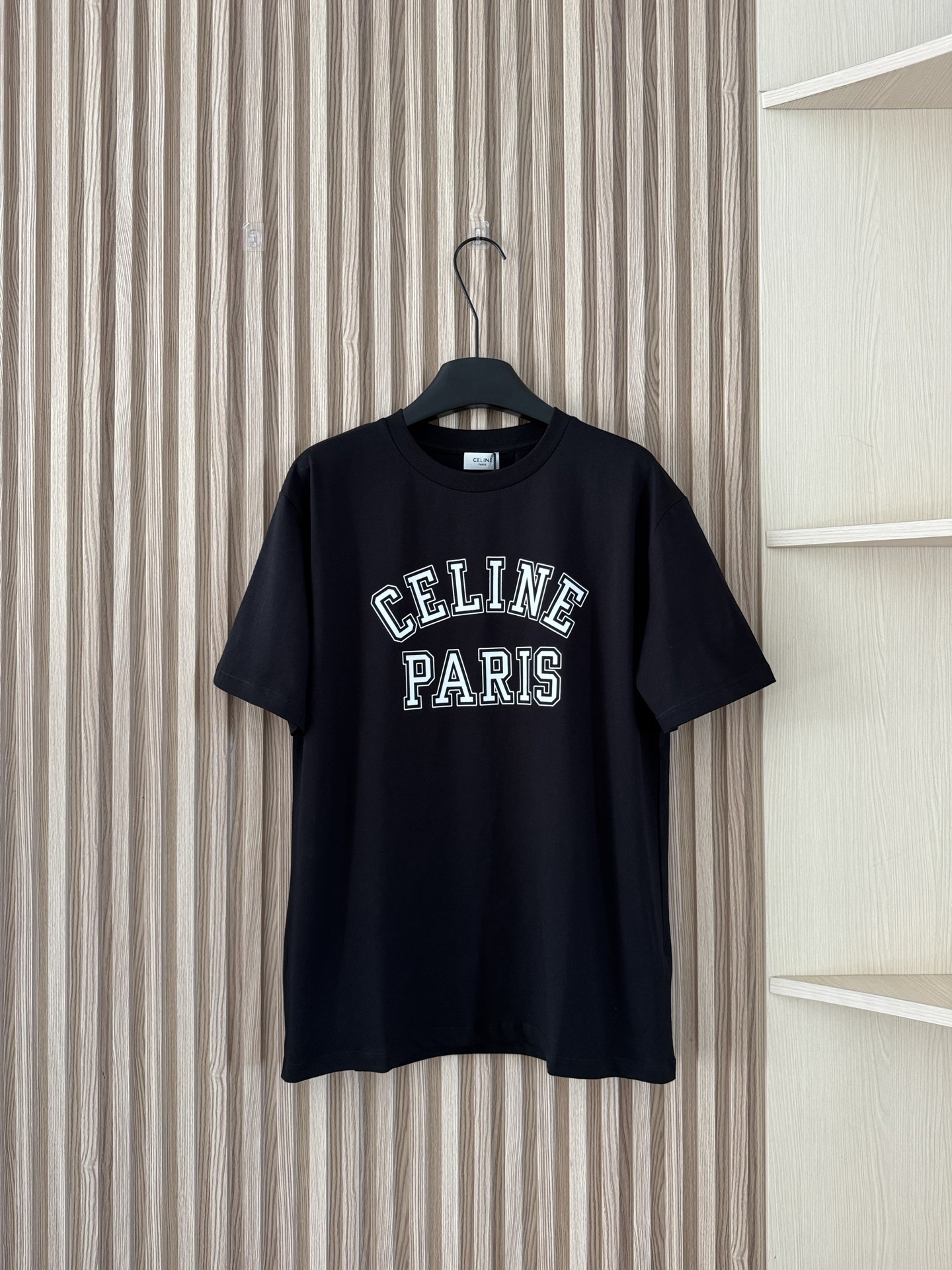 NO:717146,Celine 26 new spring and summer loose casual short-sleeved T-shirt with letter printing, customized YB raw cotton material, breathable and comfortable, full of texture, loose silhouette dropped shoulder short-sleeved T-shirt, highlighting the brand style, made of breathable pure cotton fabric, full of suppleness, showing a casual and relaxed effect!  Two-color SML,,celine,T-shirt,tees,t-shirt,19860909Celine 26春夏新款 字母印花宽松休闲短袖T恤衫,定制YB原生全棉材质,透气舒适,质感十足,宽松廓形落肩短袖T恤裁剪,凸显品牌格调,采用透气纯棉面料制成,柔顺感十足,呈现休闲松弛效果！两色SML,,celine,T-shirt,tees，t-shirt,,Women's clothing