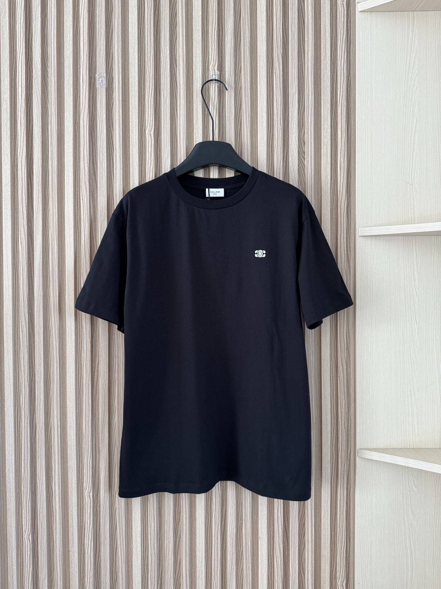 NO:683161,Celine 26 new spring and summer style Arc de Triomphe embroidered classic casual loose short-sleeved T-shirt. Many celebrities have the same style. Customized YB native cotton material, breathable and comfortable, full of texture. The loose silhouette of the dropped shoulder short-sleeved T-shirt highlights the brand style!  Two-color SML,,celine,T-shirt,tees,t-shirt,19860909Celine 26春夏新款 凯旋门刺绣经典休闲宽松短袖T恤 超多明星同款 定制YB原生全棉材质,透气舒适,质感十足,宽松廓形落肩短袖T恤裁剪,凸显品牌格调！两色SML,,celine,T-shirt,tees，t-shirt,,Women's clothing