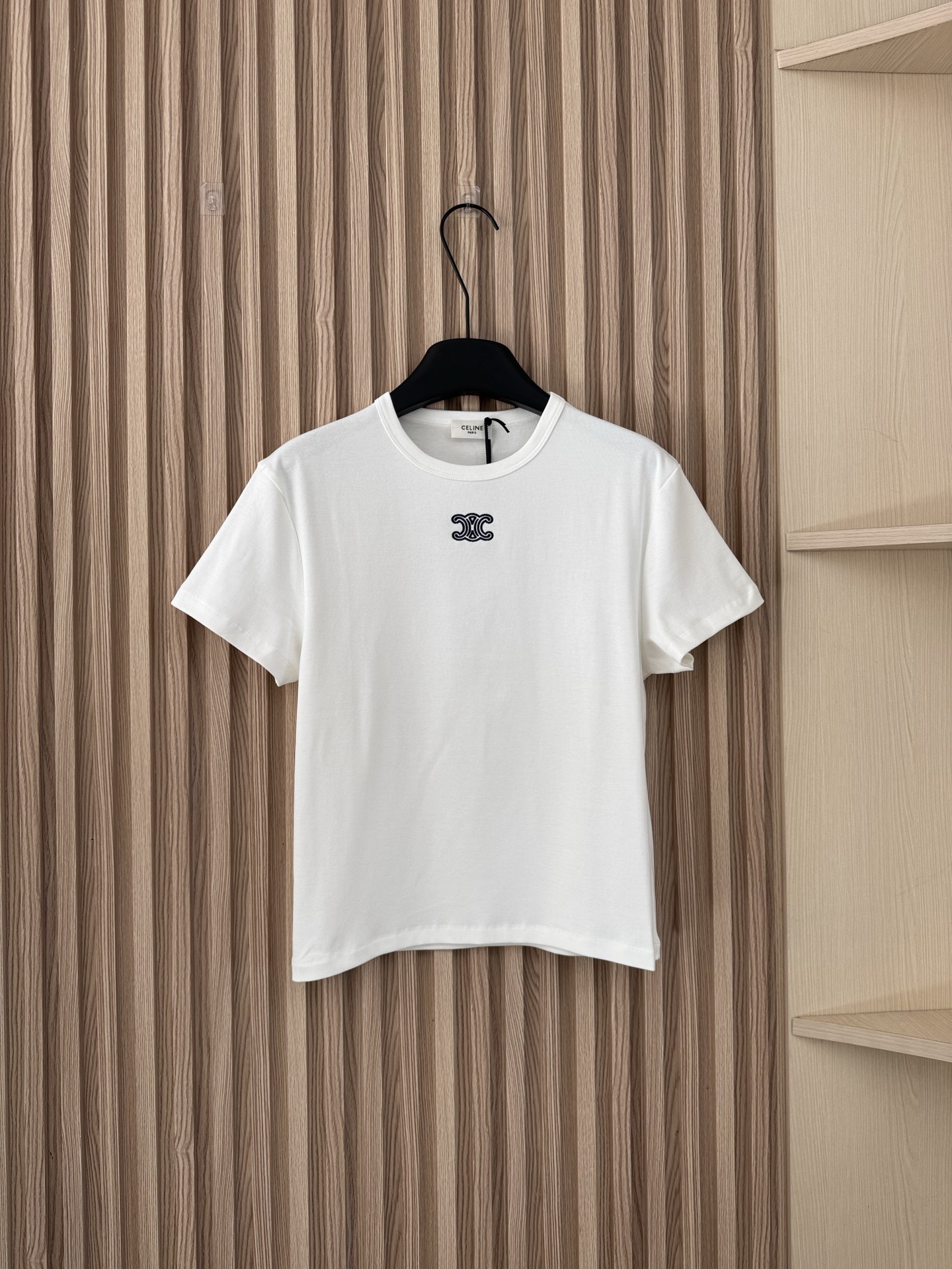 NO:666985,Celine 26 new spring and summer CE Arc de Triomphe embroidered slim fit women's small-size short-sleeved T-shirt, made of 220g Salona high-end cotton-feel fabric, with smooth and delicate elasticity, not tight, and excellent breathability!  Two-color SML,,celine,T-shirt,tees,t-shirt, 19860909Celine 26春夏新款 CE凯旋门刺绣修身女士小版型短袖T恤,采用220g索罗娜高端棉感面料,弹力顺滑细腻不紧绷,透气效果超好！两色SML,,celine,T-shirt,tees，t-shirt, ,Women's clothing