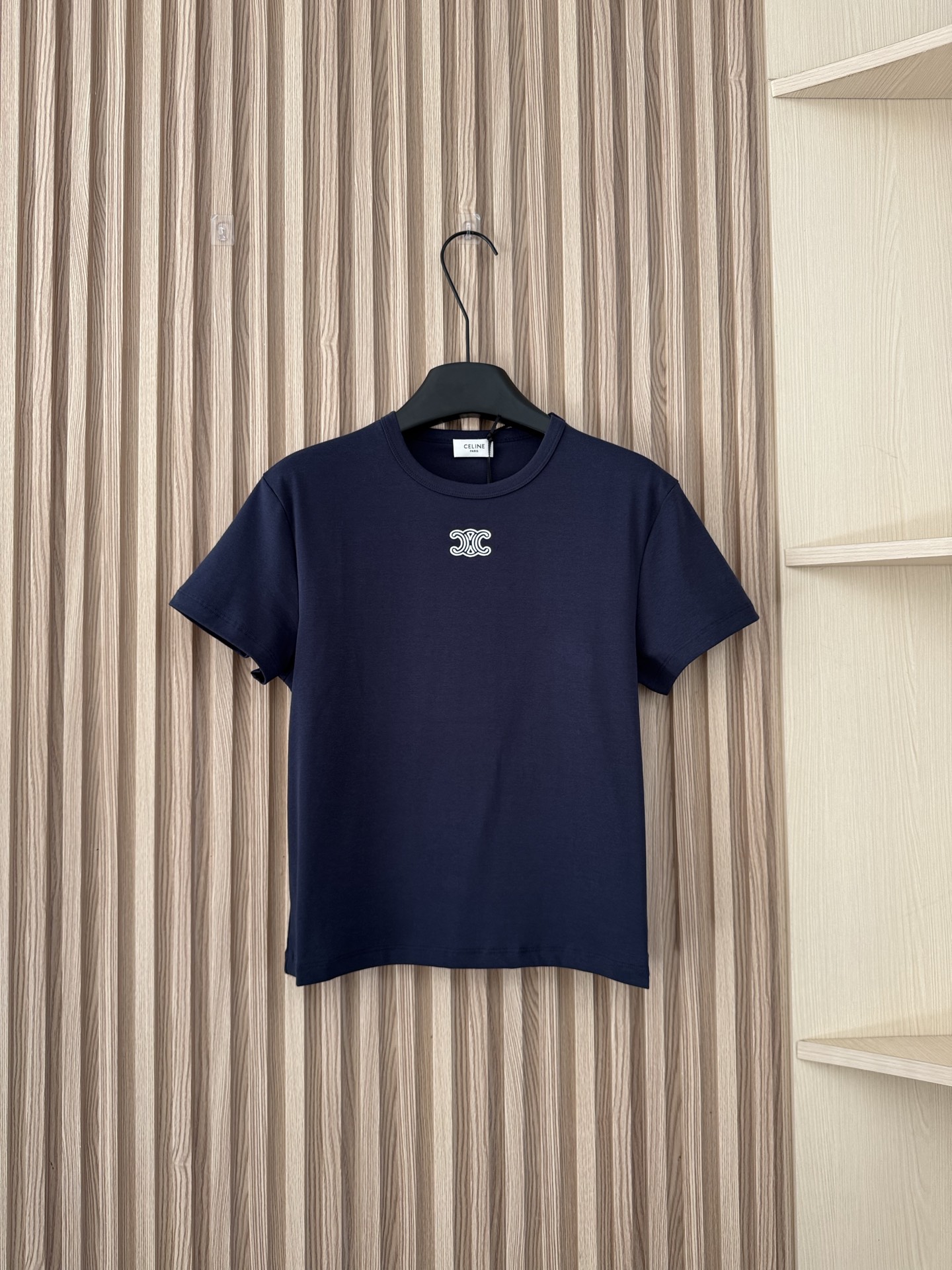 NO:666986,Celine 26 new spring and summer CE Arc de Triomphe embroidered slim fit women's small-size short-sleeved T-shirt, made of 220g Salona high-end cotton-feel fabric, with smooth and delicate elasticity, not tight, and excellent breathability!  Two-color SML P,,celine,T-shirt,tees,t-shirt, 19860909Celine 26春夏新款 CE凯旋门刺绣修身女士小版型短袖T恤,采用220g索罗娜高端棉感面料,弹力顺滑细腻不紧绷,透气效果超好！两色SML P,,celine,T-shirt,tees，t-shirt, ,Women's clothing