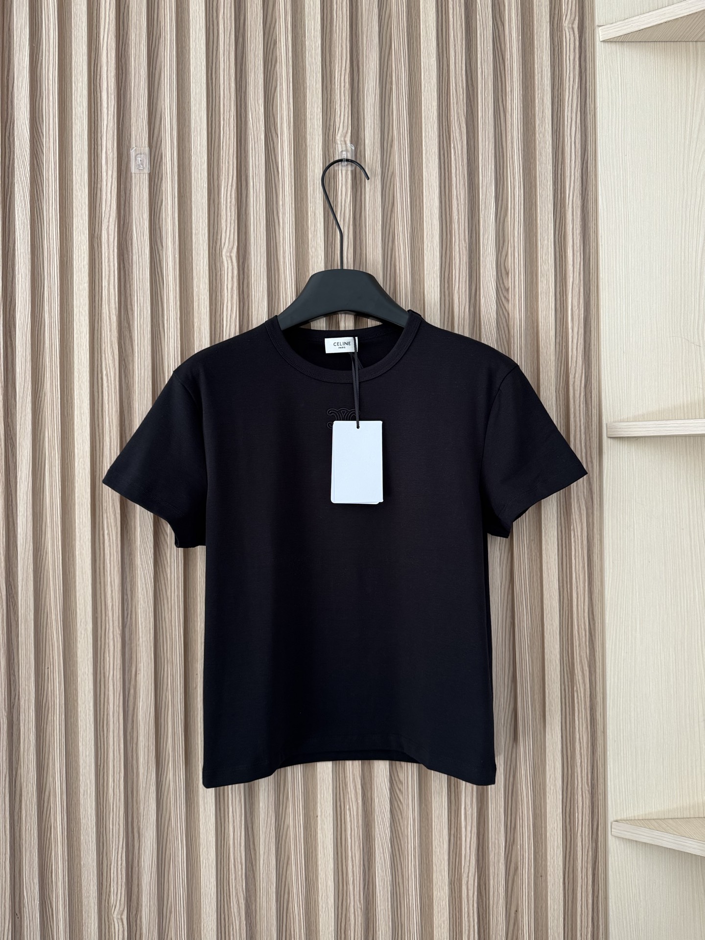 NO:666992,Celine 26 new spring and summer CE Arc de Triomphe embroidered slim fit women's small-size short-sleeved T-shirt, made of 220g Salona high-end cotton-feel fabric, with smooth and delicate elasticity, not tight, and excellent breathability!  Two-color SML P,,celine,T-shirt,tees,t-shirt, 19860909Celine 26春夏新款 CE凯旋门刺绣修身女士小版型短袖T恤,采用220g索罗娜高端棉感面料,弹力顺滑细腻不紧绷,透气效果超好！两色SML P,,celine,T-shirt,tees，t-shirt, ,Women's clothing