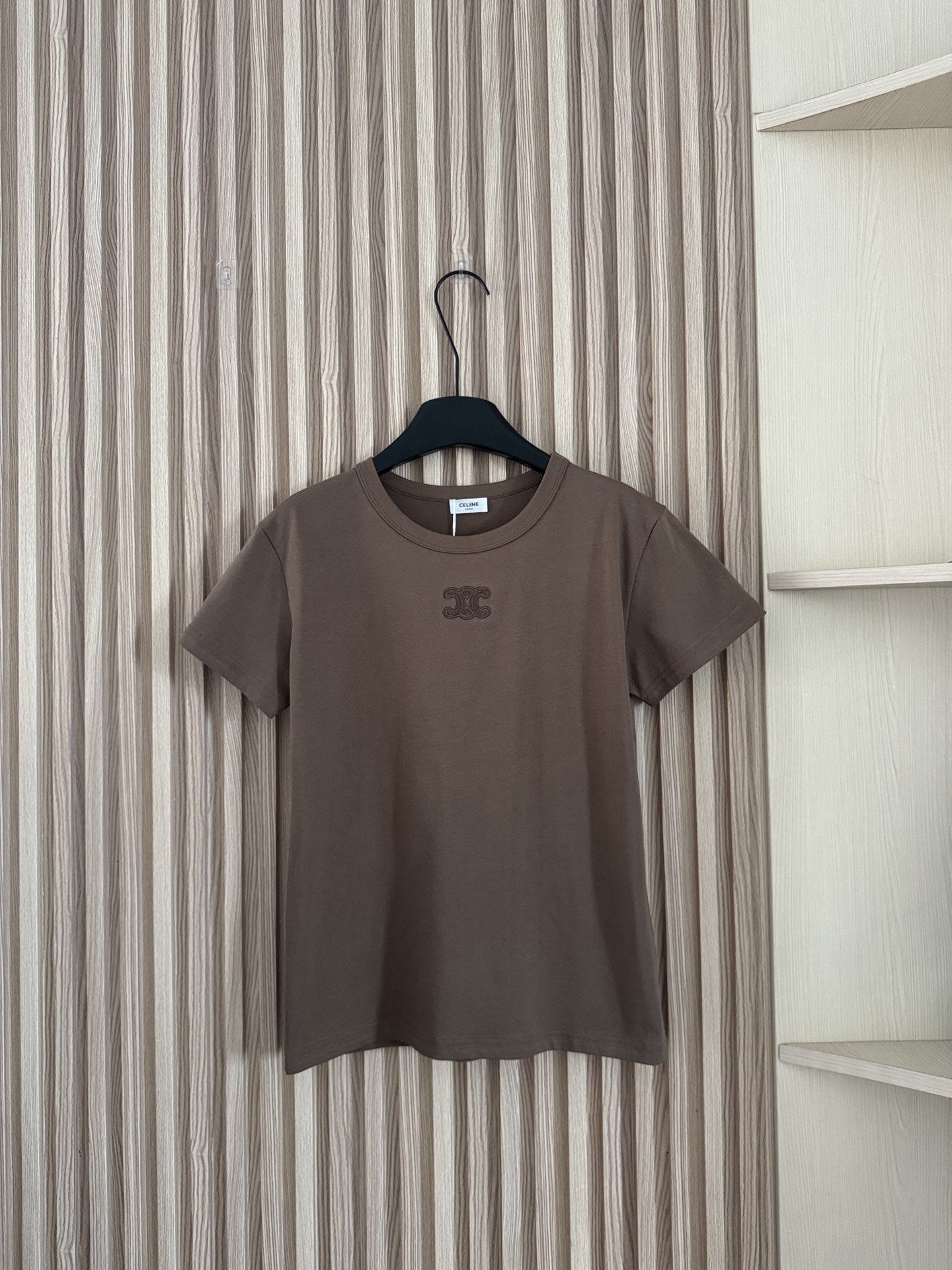 NO:736547,Celine 26 new spring and summer CE Arc de Triomphe embroidered logo short-sleeved T-shirt, 100% combed smooth pure cotton fabric, close-fitting, comfortable and breathable, not wide nor tight fit version, slimming and hiding fat, overall casual style!  The small embroidered logo of the Arc de Triomphe on the chest enhances the brand style. It is simple, elegant and fashionable. It is perfect when worn alone. Four colors sml, celine, T-shirt, tees, t-shirt,19860909Celine 26春夏新款 CE凯旋门刺绣标识短袖T恤,百分百精梳爽滑纯棉面料,贴身舒适透气,不宽不紧的合身版型,显瘦又藏肉,整体休闲风格！胸前凯旋门刺绣小标识,提升品牌格调,简约大方又时髦,单穿内搭都很绝 四色sml,,celine,T-shirt,tees，t-shirt,,Women's clothing