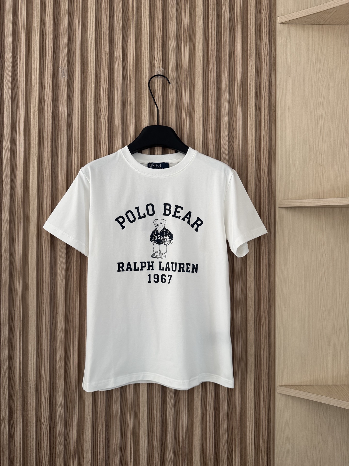 NO:686481,Ralph Lauren 26 spring and summer new style bear letter print American retro college style casual short-sleeved T-shirt, a T-shirt with a really youthful college style, letter bear print design, very American retro feel, very age-reducing and versatile, it looks great with white casual pants or jeans. Size smlxl, loro piana, jeans, T-shirt, tees, t-shirt,19860909Ralph Lauren 26春夏新款 小熊字母印花美式复古学院风休闲短袖T恤,真的很青春学院风的一款T恤,字母小熊印花设计,很美式复古的感觉,很减龄又百搭,随便搭配白色的休闲裤或者牛仔裤就很好看 码数smlxl,,loro piana,jeans,T-shirt,tees，t-shirt,,Women's clothing