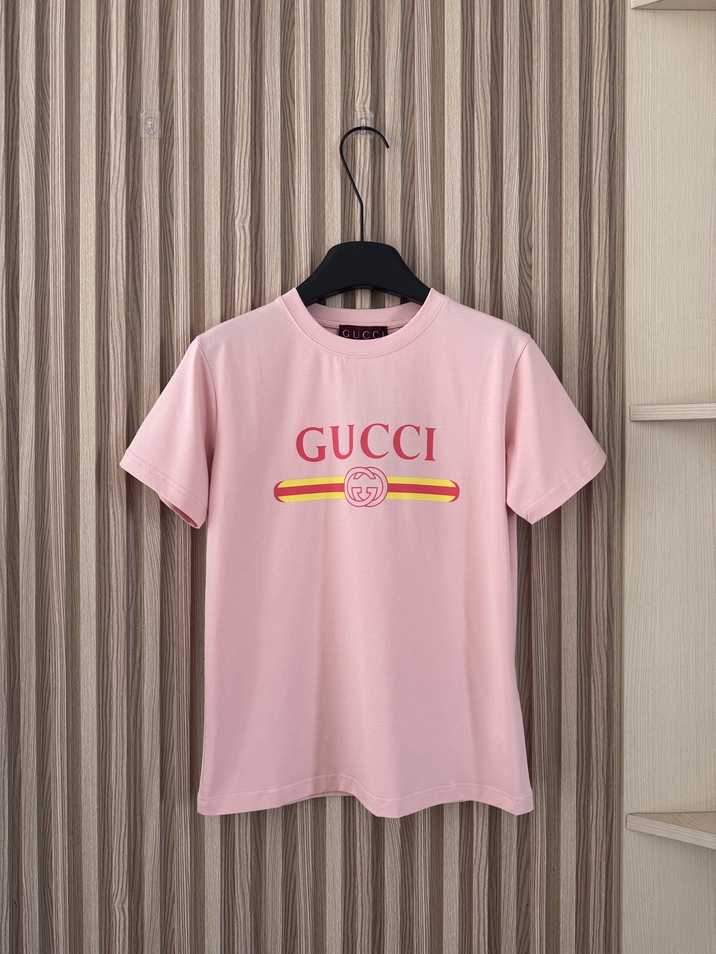 NO:686551,Gucci 26 spring and summer new style, fresh and energetic casual short-sleeved T-shirt with letter printing, combed cotton fabric, smooth and breathable, durable and not deformed, the upper body has a cool feeling of ice silk, very refreshing!  The texture and feel are great!  Two-color SMLXL,,gucci,T-shirt,tees,t-shirt,19860909Gucci 26春夏新款 字母印花清新活力休闲短袖T恤,精梳纯棉面料,爽滑透气,经久耐穿不变形,上身自带冰丝凉感,很清爽！质感手感都很棒！两色SMLXL,,gucci,T-shirt,tees，t-shirt,,Women's clothing