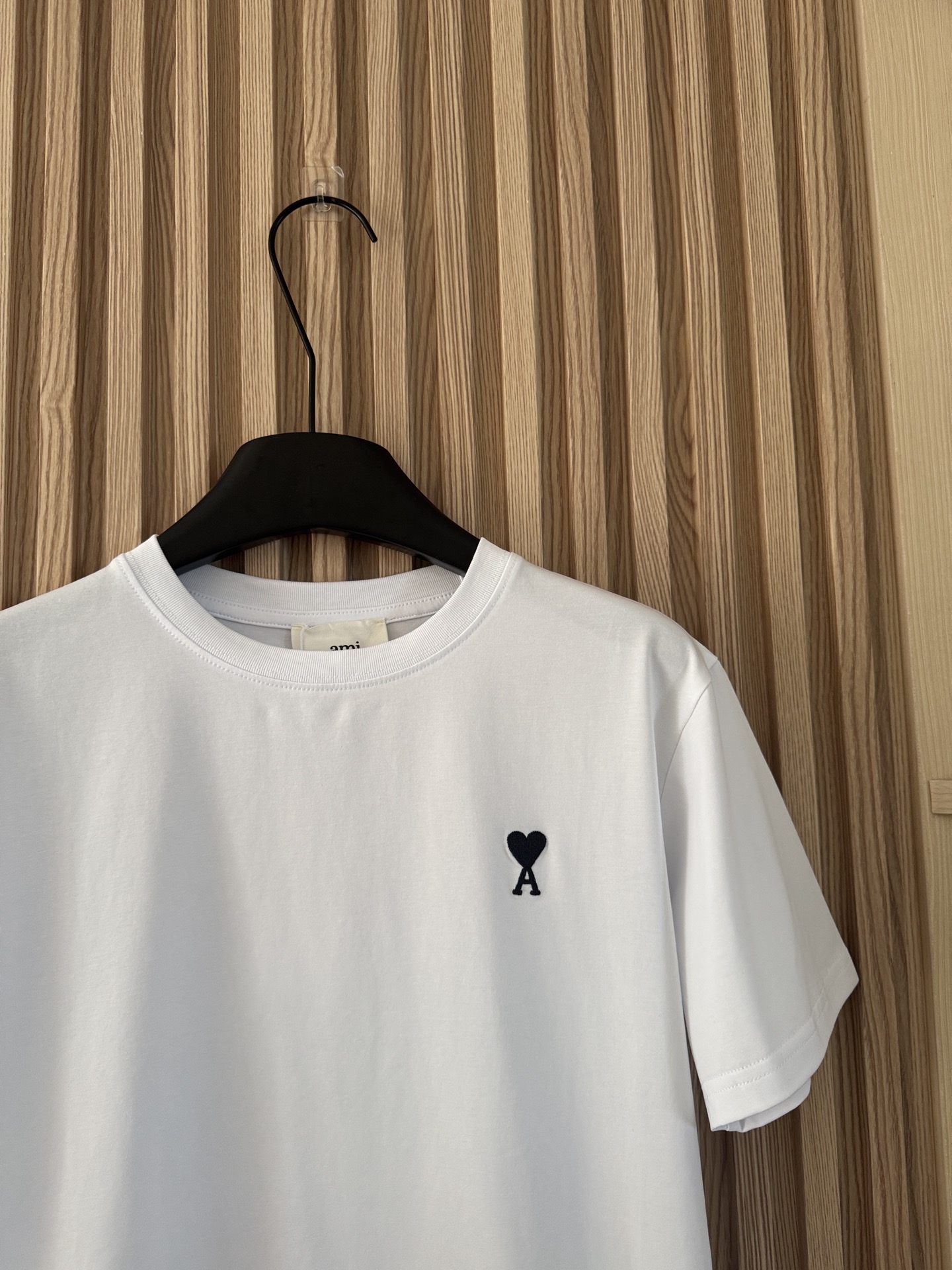 NO:717622,AMI 26 early spring new style love embroidered minimalist high-end casual versatile short-sleeved T-shirt, customized mercerized cotton material, breathable and comfortable, full of texture, slim-fitting short-sleeved T-shirt cut, showing a slim and fashionable effect. Four colors sml, T-shirt, tees, t-shirt,19860909AMI 26早春新款 爱心刺绣极简高级休闲百搭短袖T恤,定制丝光全棉材质,透气舒适,质感十足,修身短袖T恤裁剪,呈现显瘦时尚穿搭效果 四色sml,,T-shirt,tees，t-shirt,,Women's clothing