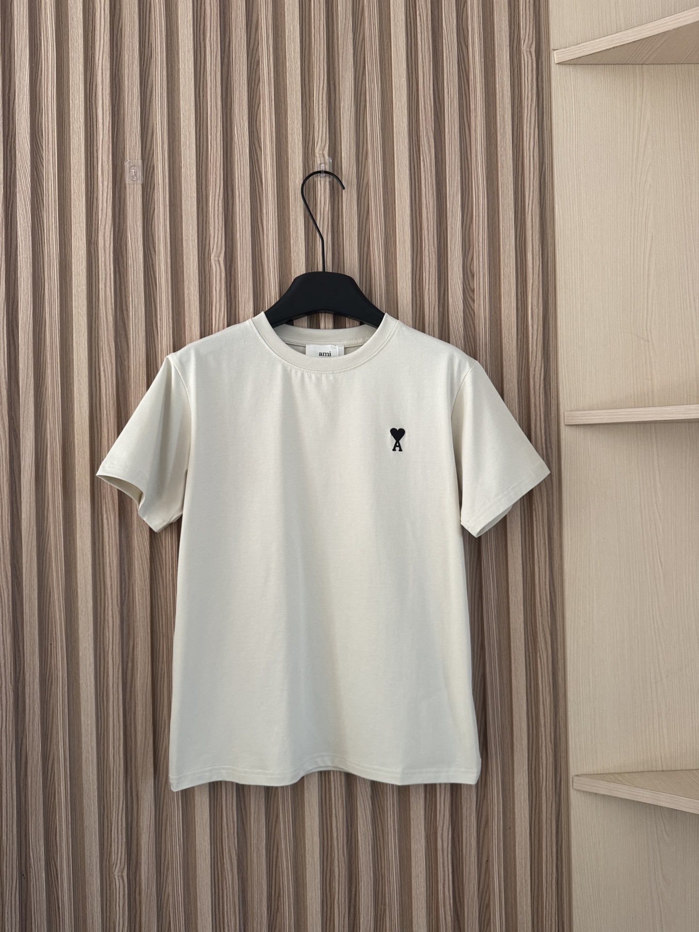 NO:717148,AMI 26 early spring new style love embroidered minimalist high-end casual versatile short-sleeved T-shirt, customized mercerized cotton material, breathable and comfortable, full of texture, slim-fitting short-sleeved T-shirt cut, showing a slim and fashionable effect. Four colors sml, T-shirt, tees, t-shirt,19860909AMI 26早春新款 爱心刺绣极简高级休闲百搭短袖T恤,定制丝光全棉材质,透气舒适,质感十足,修身短袖T恤裁剪,呈现显瘦时尚穿搭效果 四色sml,,T-shirt,tees，t-shirt,,Women's clothing