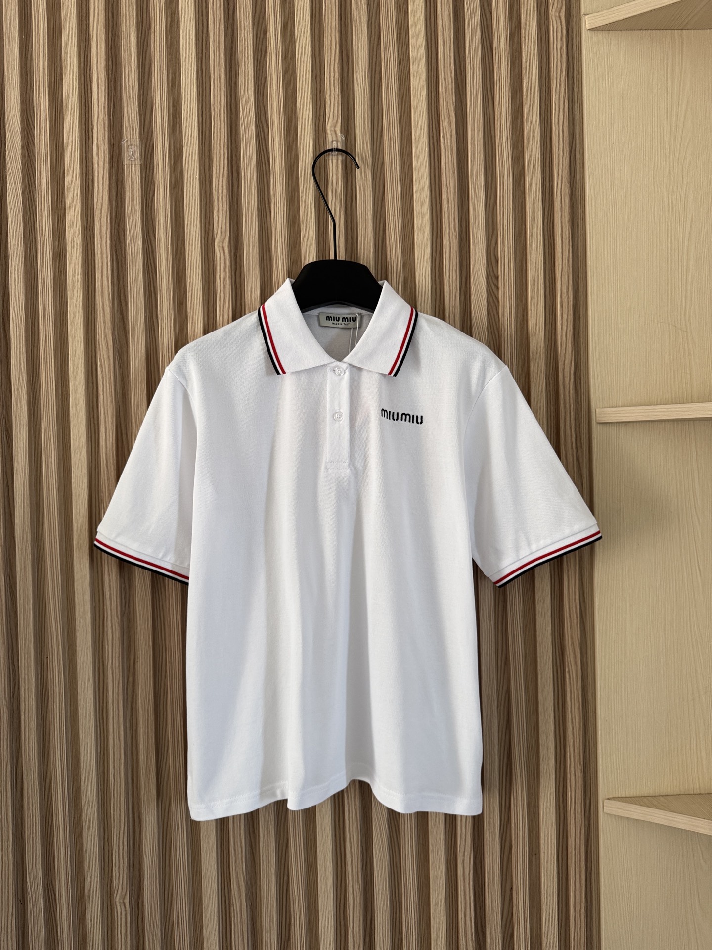 NO:657350,MIUMI* 26 new spring and summer style, youthful and energetic college style contrasting edge lapel short-sleeved POLO shirt, custom-made piqué cotton weaving, high-end texture, comfortable and soft, lapel short-sleeved version, delicate and exquisite, letter embroidered logo decoration on the chest, showing high-end tonality, regular version does not matter body shape and age, simple and versatile for daily use in all seasons!  Two-color SML P,,miumiu,T-shirt,alexander wang19860909MIUMI* 26春夏新款 青春活力学院风撞色边翻领短袖POLO衫,定制珠地棉织造,质感高级,舒适柔软,翻领短袖版型,细腻精致,胸口点缀字母刺绣徽标装饰,彰显高级调性,常规版型不挑身材年龄,四季日常简约百搭款！两色SML P,,miumiu,T-shirt,alexander wang,Women's clothing