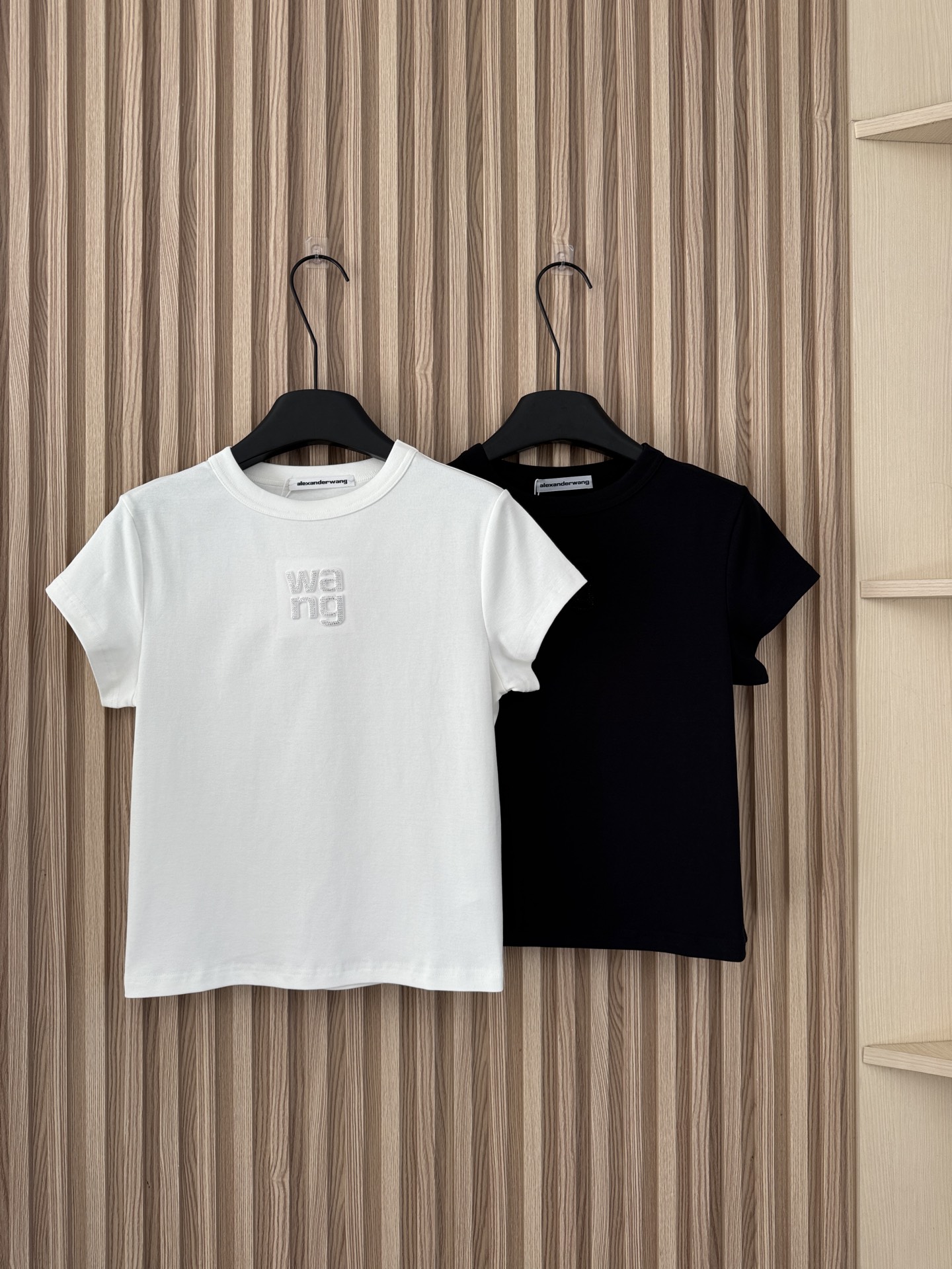 NO:657382,Alexanderwang 26 spring and summer new style three-dimensional laminated lettering and diamond-embossed elastic short-sleeved T-shirt, high-elastic and smooth cotton fabric, with a little thickness, soft and delicate feel, straight shoulder slim version with small flying sleeves, it is slimmer and straighter than imagined!  Two-color SML,,T-shirt,alexander wang19860909Alexanderwang 26春夏新款 立体压胶字母贴钻弹力短袖T徐,高弹爽滑棉面料,带点厚度,手感柔软细腻,正肩修身版型加上小飞袖,比想象中还要显瘦板正！两色SML,,T-shirt,alexander wang,Women's clothing