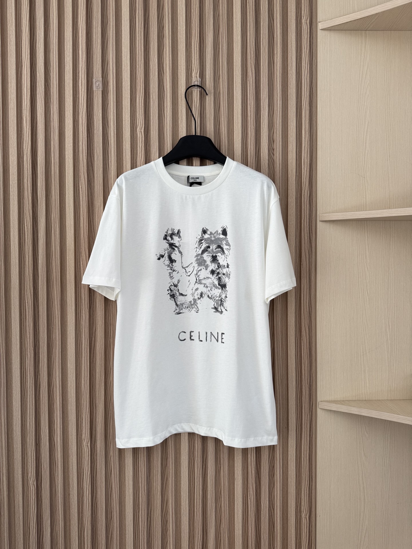 NO:657388,Celine 26 new spring and summer dog letter print loose casual fit short-sleeved T-shirt, loose white cotton with black and gray hand-painted dog prints, 190g plain cotton fabric, soft and waxy to the touch, breathable and comfortable!  I really like this clean and refreshing style, suitable for any occasion!  One color sml,,celine,T-shirt,tees,t-shirt,alexander wang19860909Celine 26春夏新款 小狗字母印花宽松休闲版型短袖T恤,宽松白底棉布配上黑灰色的手绘狗狗印花图案,190g平纹纯棉面料,手感软糯,透气舒适！真的很喜欢这种干净清爽的风格,任何场合都适配！一色sml,,celine,T-shirt,tees，t-shirt,alexander wang,Women's clothing