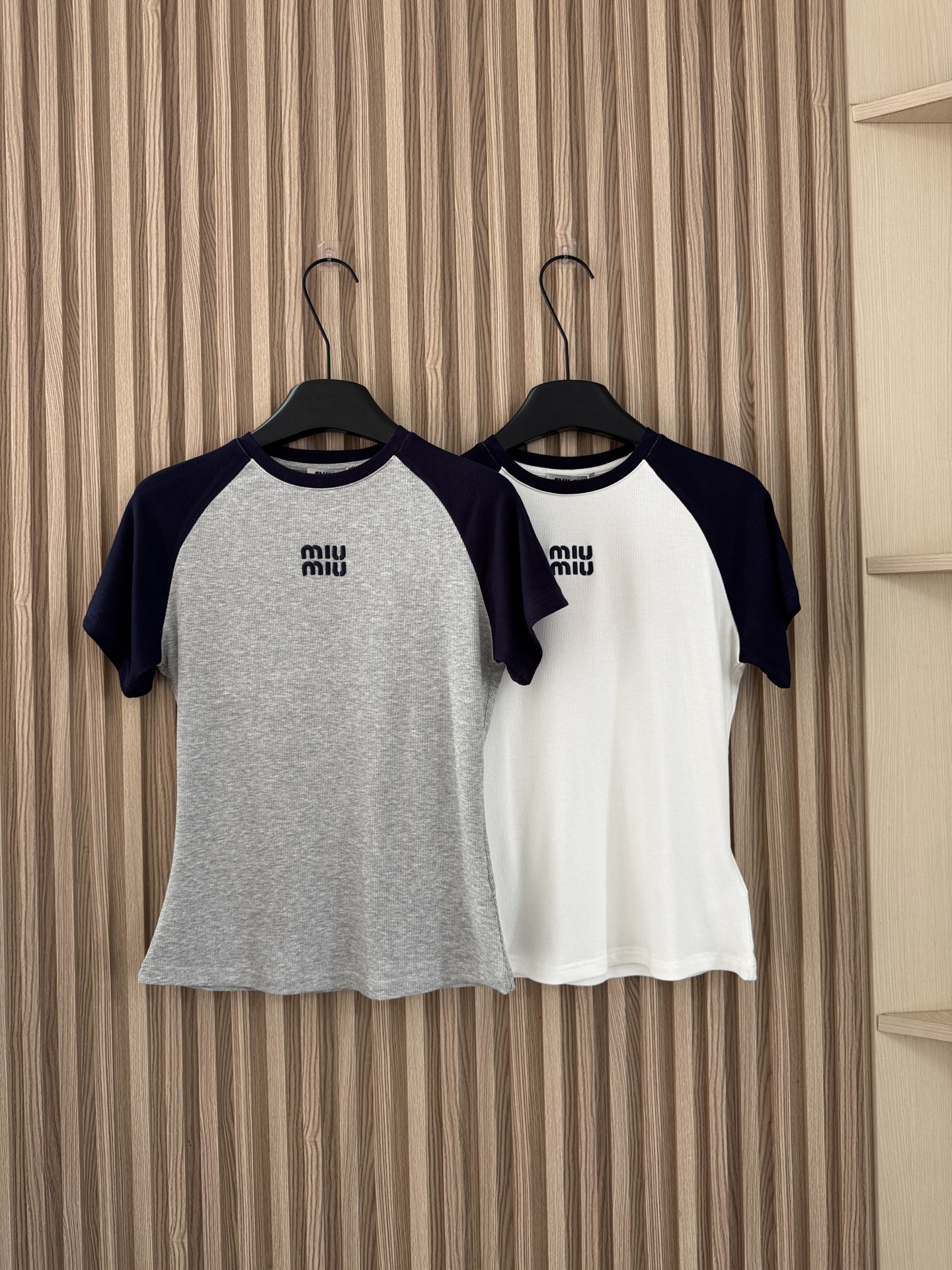 NO:747969,MIUMI* 26 new spring and summer MIU contrasting color raglan thread elastic waist slimming and versatile short-sleeved T-shirt, dark blue raglan sleeve design, really slimming, visually tucked in, you can wear it with confidence even if you have thick arms!  The embroidered letter decoration on the chest makes the overall style more Korean fashion!  Two-color SML,,miumiu,T-shirt,tees,t-shirt,19860909MIUMI* 26春夏新款 MIU撞色插肩螺纹弹力收腰显瘦百搭短袖T恤,深蓝色插肩袖设计,真的无敌显瘦,视觉上是往里收的,手臂粗的也可以放心穿！胸口刺绣字母装饰,让整体风格更加韩系时尚！两色SML,,miumiu,T-shirt,tees，t-shirt,,Women's clothing