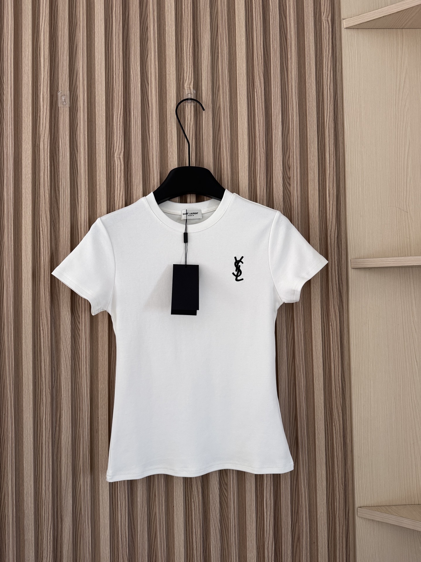 NO:666974,YSL 26 spring and summer new style, letter embroidery, waist-cinching, elastic small-fit women's short-sleeved T-shirt, elastic fabric, waist-cinching, right-shoulder version, the upper body looks like a piece of paper, and there is room below the waist, which can cover the belly fat, the waist-slimming effect is very good, the length is just right, and you can wear long legs without exposing the belly button!  Two-color SML,,saint laurent,T-shirt,tees,t-shirt, 19860909YSL 26春夏新款 字母刺绣收腰弹力小版型女士短袖T恤,弹力面料收腰正肩版型,上身纸片人既视感,腰下方有余量,可以遮肚子肉肉,收腰显瘦效果很绝,长度恰到好处,不露肚脐也能穿出大长腿！两色SML,,saint laurent,T-shirt,tees，t-shirt, ,Women's clothing