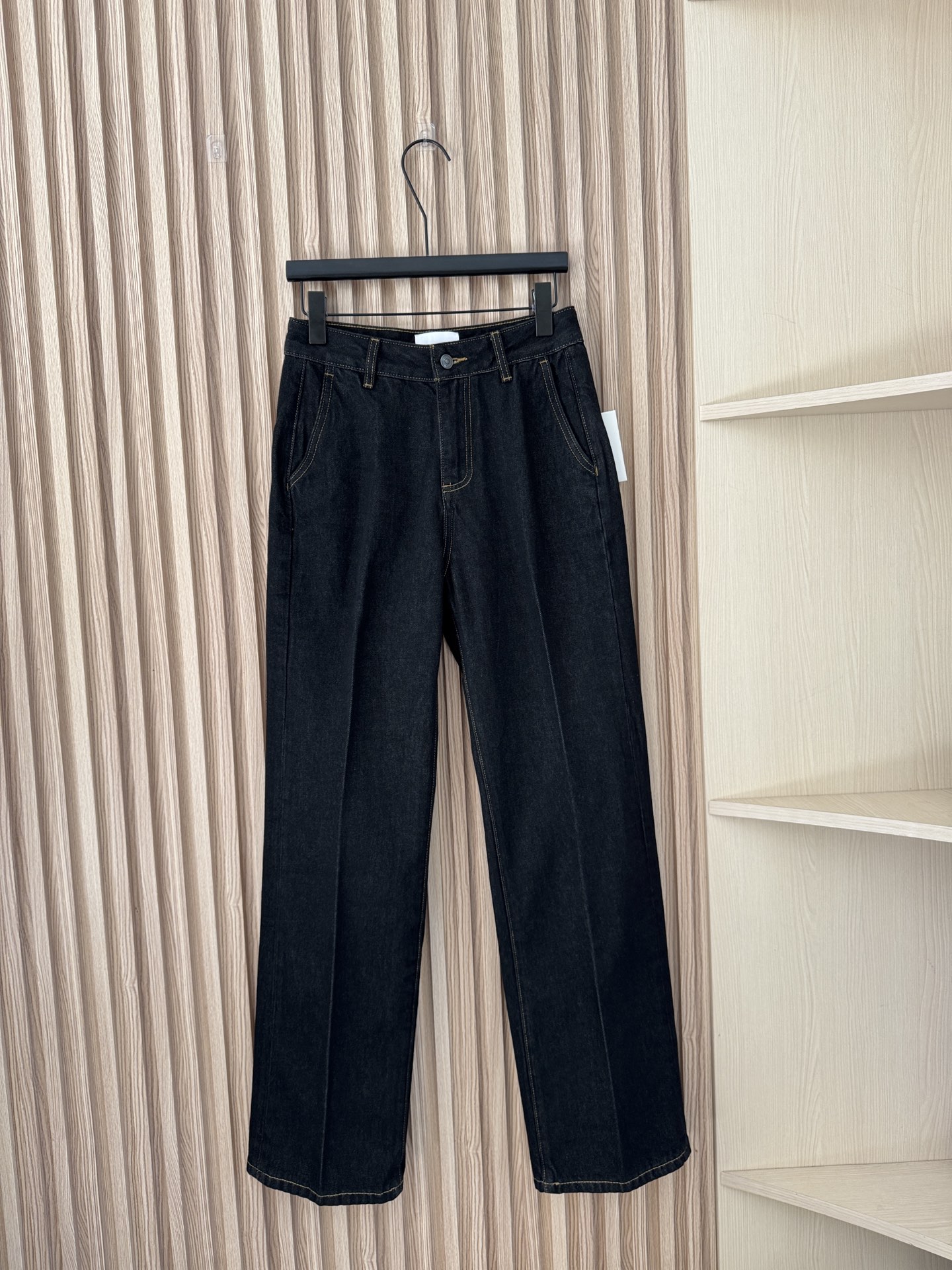 NO:666978,The Row 26 new spring and summer style yellow topstitched minimalist high-end old money style raw cow color straight trousers, exclusively customized imported denim fabric, washed raw cow color and yellow stitching collide, showing a unique fashionable style, paired with the recently popular thin red belt, it is really super fashionable!  Very European and American style!  The upper body is what a fashion blogger would look like!  Code number 24-30,, 19860909The Row 26春夏新款 黄色明线极简高级老钱风原牛色直筒长裤,独家定制进口单宁面料,水洗原牛色与黄色车线相撞,呈现出独树一帜的时髦风格,搭配最近很火的细红皮带,真的超时髦！很有欧美风范！上身就是时尚博主的即视感！码数24-30,, ,Women's clothing