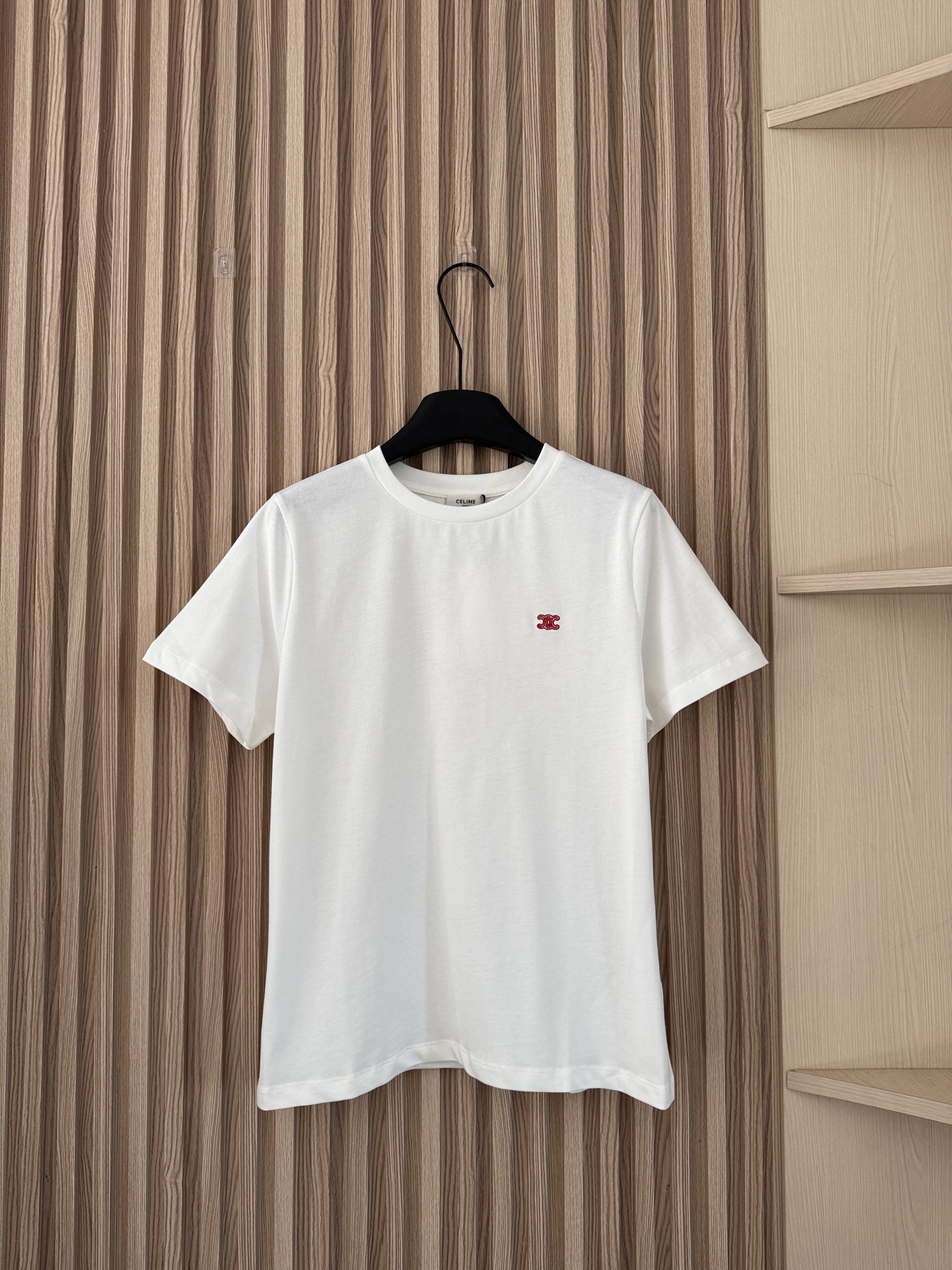 NO:666984,Celine 26 new spring and summer CE Arc de Triomphe colorful embroidery versatile casual short-sleeved T-shirt, customized 210g Milan combed yarn pure cotton fabric, silky, delicate, soft and textured, cool, breathable and durable!  Regular version, the width is just right, neither slim nor loose, making it appear slimmer and hide some flesh!  The colorful Arc de Triomphe embroidery adds interest and is perfect for spring and summer!  It can be lively and age-reducing, or it can be minimalist and fashionable!  Two-color SML,,celine,T-shirt,tees,t-shirt, 19860909Celine 26春夏新款 CE凯旋门彩色刺绣百搭休闲短袖T恤,定制210g米兰精梳纱纯棉面料,丝滑细腻柔软有质感,凉薄透气耐穿！常规版型,宽度刚刚好不修身也不宽松,显瘦又藏肉！彩色凯旋门刺绣增添趣味性,很适合春夏天！可活泼减龄,也可极简时髦！两色SML,,celine,T-shirt,tees，t-shirt, ,Women's clothing