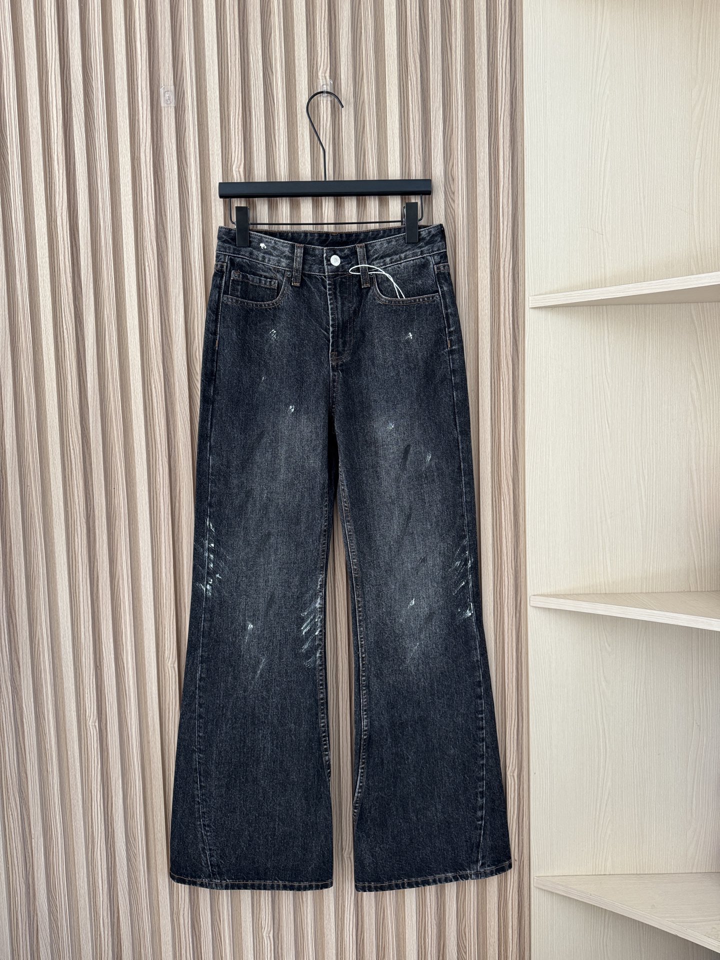 NO:666990,Acnestudios 26 new early spring heavy-duty splash-ink denim bell-bottom pants, exclusively produced in high quality!  Made from selected high-quality denim fabrics, it is crisp and stylish but not stiff. The mid-to-high-waist flared version is super smart, which can not only modify the waist and hip lines, but also make the legs look longer and straighter!  Code number 24-30,,acne studios,dior, 19860909Acnestudios 26早春新款 重工泼墨牛仔喇叭裤,独家高版出品！精选质感牛仔面料,挺括有型却不僵硬,中高腰喇叭版型超心机,既能修饰腰臀线条,又能显腿长腿直显气质利落！码数24-30,,acne studios,dior, ,Women's clothing
