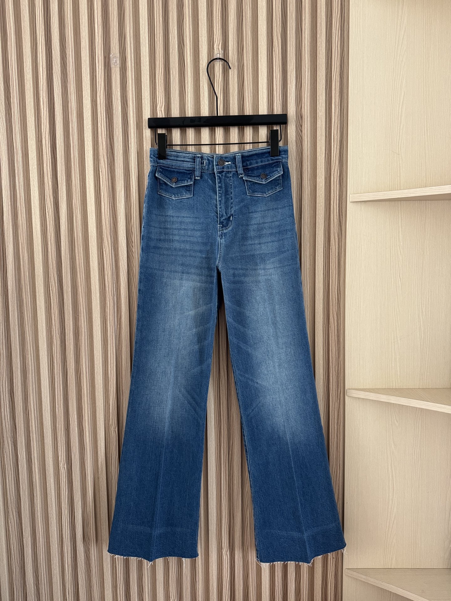 NO:687405,Chloe has the same style of high-waist slimming bootcut jeans worn by many celebrities. The high-waist design can improve the waistline and optimize body proportions. The bootcut pants are highly tolerant to the leg shape. The flap design of the trouser pockets is unique!  Washed retro denim blue, with multiple whiskering patterns on the trouser legs and raw edge design, and a high-quality leather label with the brand's logo on the back, adding a lot of highlights to the simple jeans!  The soft and draping denim fabric is comfortable yet crisp and stylish. It goes great with any top and can be worn in all seasons!  Code number 24-30,,chloe,loewe,jeans,19860909Chloe 超多明星同款高腰显瘦微喇牛仔裤,高腰设计能提高腰线,优化身材比例,微喇裤型的剪裁,对腿型包容度极高,裤头口袋翻盖设计独具一格！水洗复古牛仔蓝,多处猫须抓纹裤脚毛边设计,后面搭配品牌logo的优质皮标,为简约的牛仔裤增加了很多亮点！软糯垂感的牛仔面料,舒适的同时又挺括有型,搭配任何上衣都很赞,四季皆可穿！码数24-30,,chloe,loewe,jeans,,Women's clothing
