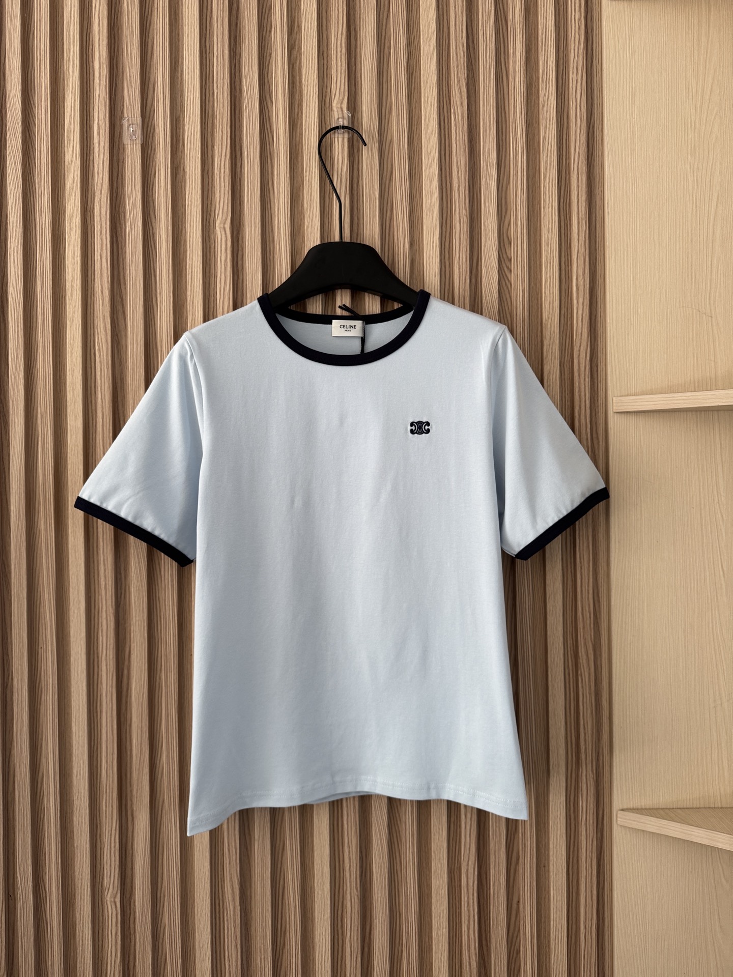 NO:694265,Celine 26 spring and summer new style, fresh sky blue contrast hemming simple embroidered short-sleeved T-shirt, light blue with dark blue hemming design is so beautiful!  It has a refreshing summer vacation atmosphere, and it looks very comfortable and refreshing!  Size SML,,celine,T-shirt,tees,t-shirt,19860909Celine 26春夏新款 小清新天蓝色撞色包边简约刺绣短袖T恤,淡淡的浅蓝色搭配深蓝色包边设计太好看啦！很有夏日清爽的度假氛围,看着就很舒适爽快！码数SML,,celine,T-shirt,tees，t-shirt,,Women's clothing