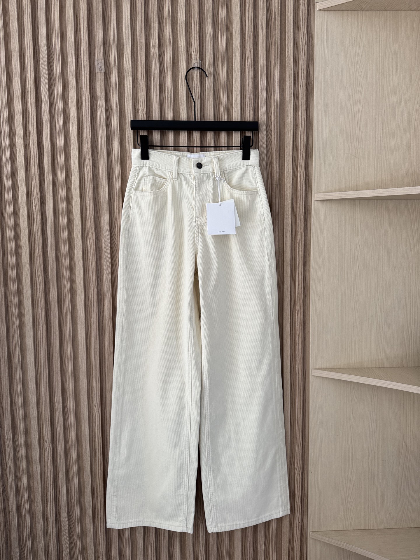 NO:687398,The Row original quality beige corduroy fashionable minimalist casual straight pants, long-term minimalist design, lazy and casual high-end item, customized beige vertical grain corduroy fabric, more stain-resistant and easier to care for than pure white, no shedding or deformation, soft and easy to wear, suitable for any combination in spring, autumn and winter!  Code number 24-30,,19860909The Row 原单品质 米杏色灯芯绒时髦极简休闲直筒裤,长期主义极简设计慵懒随性的高级单品,定制米杏色竖纹灯芯绒面料,比纯白色耐脏好打理,不掉毛不变形,软糯好穿,春秋冬三季随意搭配！码数24-30,,,Women's clothing