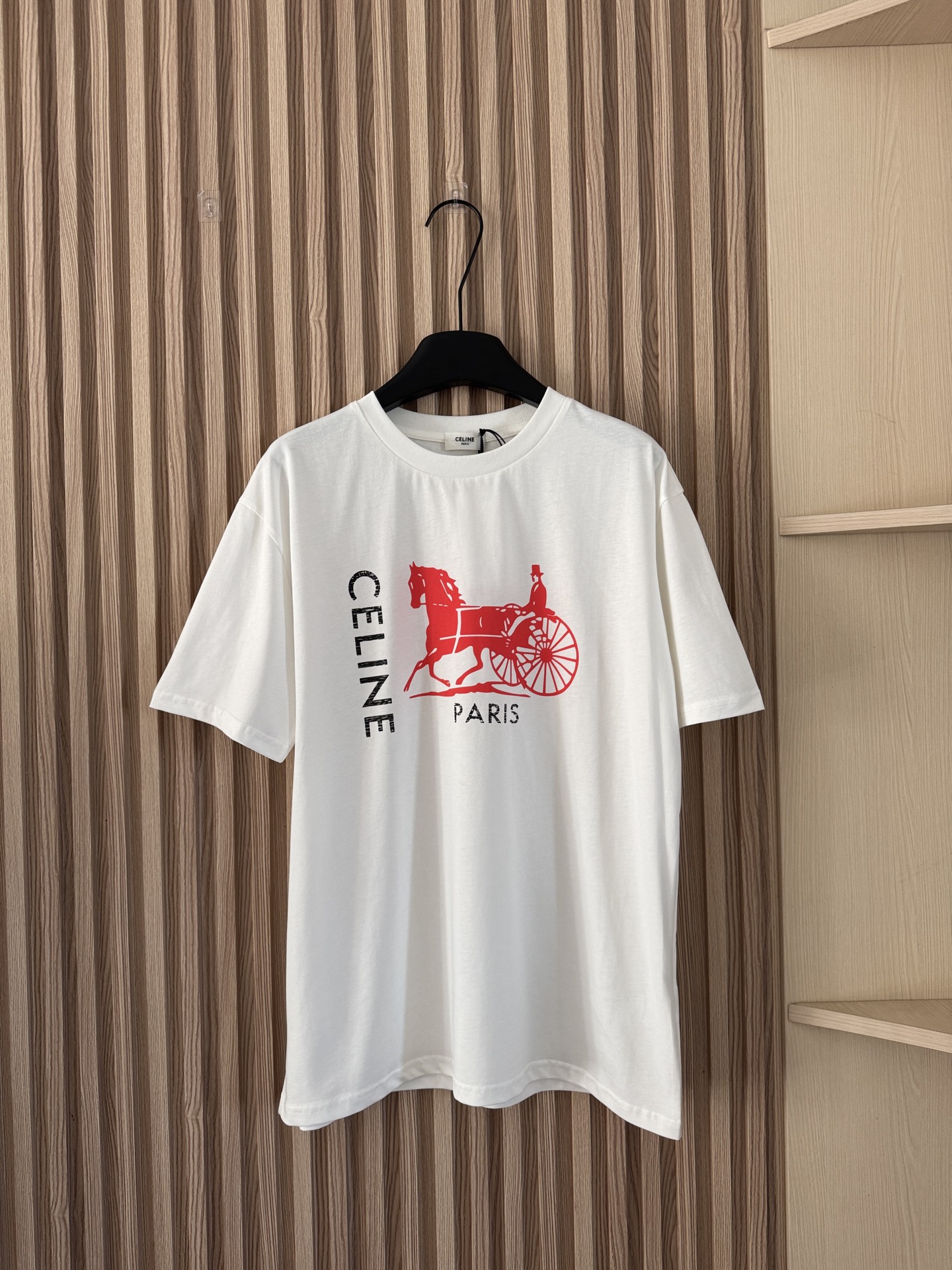 NO:717151,Celine 26 new spring and summer style, carriage print loose casual short-sleeved T-shirt, customized YB mercerized cotton material, breathable and comfortable, delicate texture, loose short-sleeved T-shirt cut, highlighting the brand style, made of mercerized cotton, full of drape Two-color SML,,celine,T-shirt,tees,t-shirt,19860909Celine 26春夏新款 马车印花宽松休闲短袖T恤,定制YB丝光全棉材质,透气舒适,质感细腻,宽松短袖T恤裁剪,凸显品牌格调,采用丝光纯棉制成,垂坠感十足 两色SML,,celine,T-shirt,tees，t-shirt,,Women's clothing