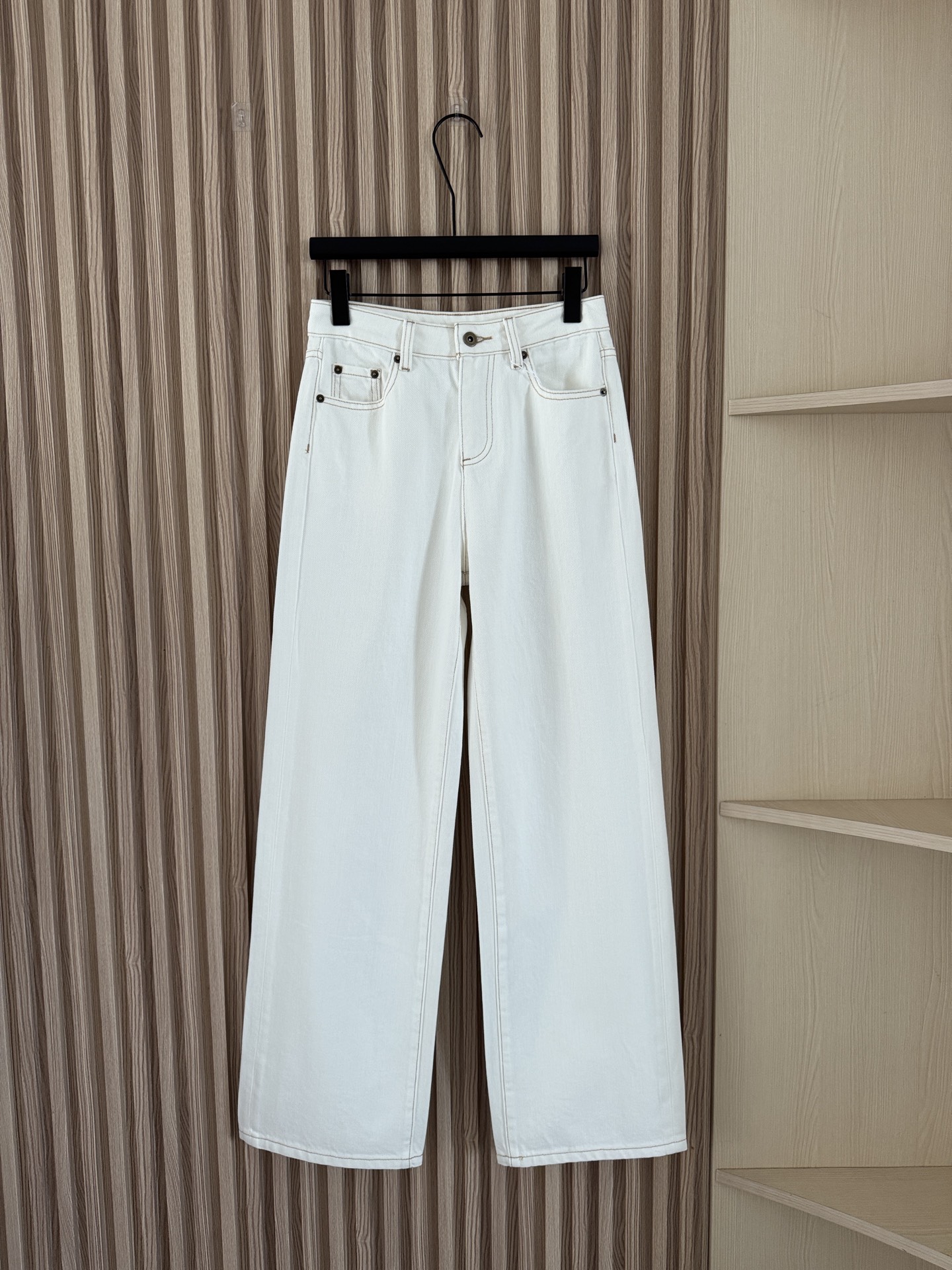 NO:717137,BC 26 early spring new style old money mocha brown leather label contrasting stitching high-end beige straight-leg jeans. Customized high-end beige denim fabric outlines a neat silhouette, embellished with classic mocha brown letter logo leather label, and brown contrasting edge stitching extends along the trouser line, creating a visual hierarchy that is both elegant and high-end fashion!  A look of nobility!  Code number 32-44,,jeans,19860909BC 26早春新款老钱摩卡棕色皮标撞色走线高级米杏色直筒牛仔裤 定制高级的米杏色牛仔面料勾勒利落廓形,经典摩卡棕色字母logo皮标点缀,咖啡色撞色镶边车线顺着裤线延伸,打造出优雅与高级时髦兼具的视觉层次！一眼贵气！码数32-44,,jeans,,Women's clothing