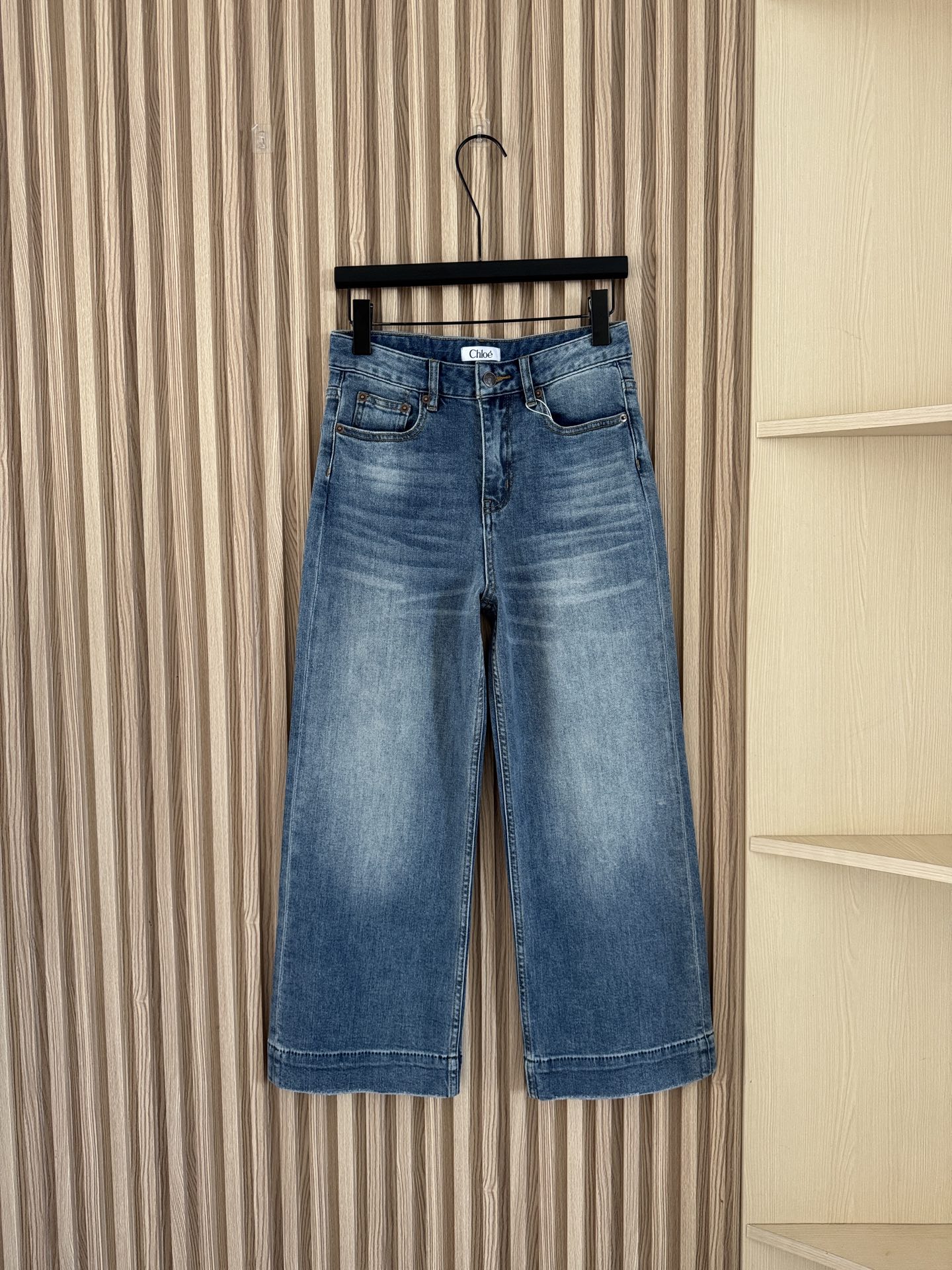 NO:717154,Chloe 26 early spring new style washed blue high-waisted wide-leg nine-point jeans, made of high-quality denim fabrics, crisp and stylish but not stiff, soft and muscular, and not easy to deform!  Made to last!  The high-waisted, wide-legged nine-point version is super clever. It can not only modify the waist and hip lines, but also expose the ankles for a neat look. It is very friendly to small people and pear-shaped figures!  Code number sml,,chloe,loewe,jeans,19860909Chloe 26早春新款 水洗蓝色高腰阔腿九分牛仔裤,精选高质感牛仔面料,挺括有型却不僵硬,柔软中带有筋骨感,不易变形！经久耐穿！高腰阔腿九分版型超心机,既能修饰腰臀线条,又能露出脚踝显利落,对小个子和梨形身材超友好！码数sml,,chloe,loewe,jeans,,Women's clothing