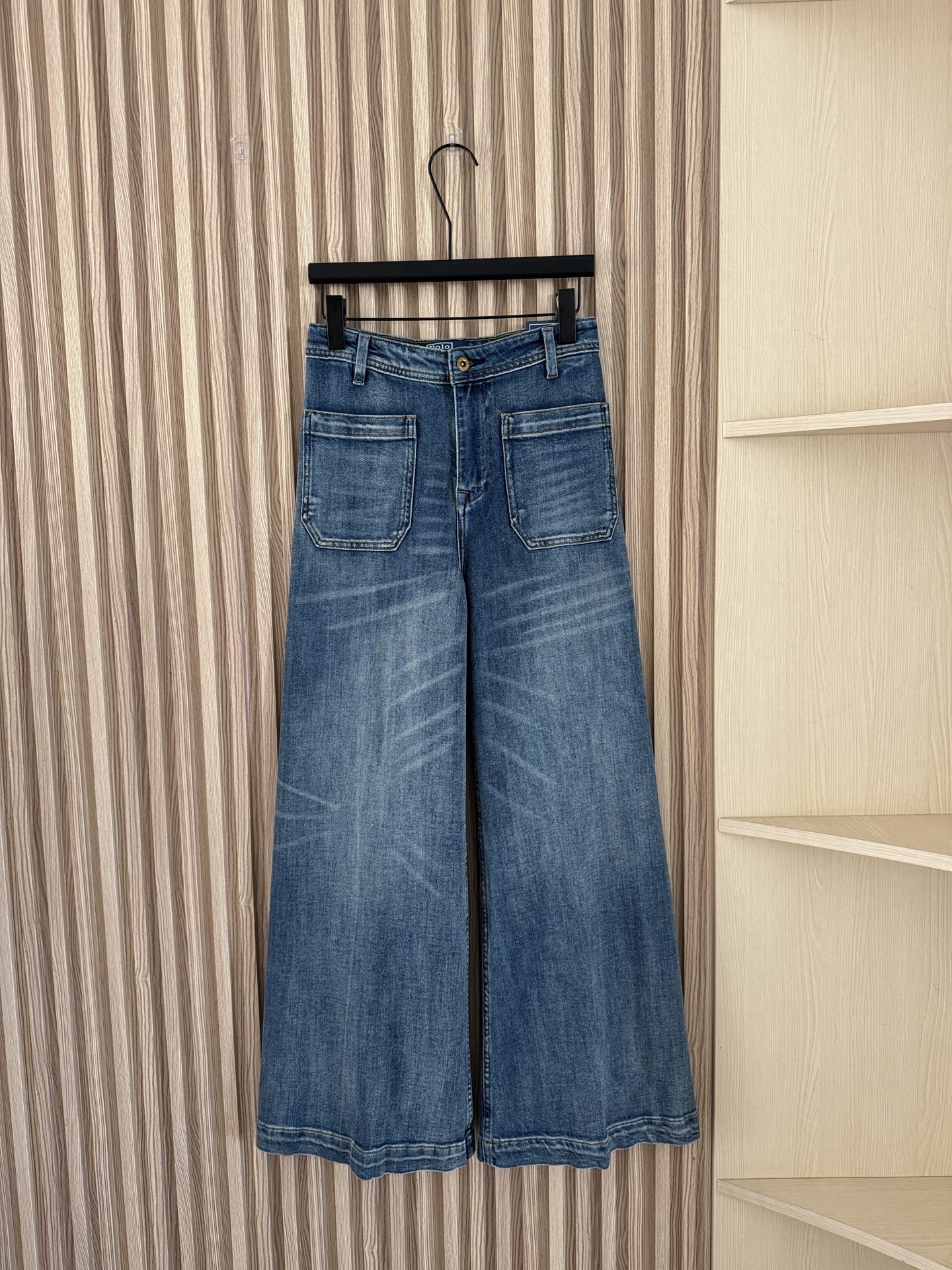 NO:717163,Ralph Lauren 26 early spring new style high-waisted, slim and versatile straight-cut jeans with front and rear pockets, custom-made with the same slightly elastic and soft waxy denim fabric as the original, which is light, breathable and drapey at the same time!  It won’t be stuffy if you wear it in summer, so you can wear it casually in spring, summer and autumn!  Code number 32-44,,loro piana,jeans,19860909Ralph Lauren 26早春新款 前后口袋设计感高腰显瘦百搭直筒微喇牛仔裤,定制原版一致的微微弹力软糯牛仔面料,轻薄透气的同时又有垂感！夏天穿也不会闷热,春夏秋三季随意穿搭！码数32-44,,loro piana,jeans,,Women's clothing