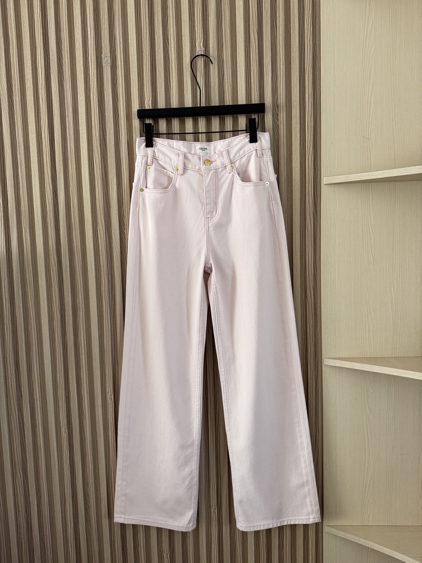NO:730925,Celine 26 early spring new style high-end cherry blossom pink straight-leg high-waisted slim and versatile jeans made of custom-dyed fabric. They are a very special light pink color that does not fluoresce or appear dark!  The light gray pink color is very high-end!  The colors appear different under different lights, and the real thing looks better!  Code number 32-44,,celine,jeans,19860909Celine 26早春新款 定染面料高级樱花粉直筒高腰显瘦百搭牛仔裤,很特别的浅粉色,不荧光也不会显黑！淡淡的灰粉色很高级！不同光线下呈现的色调不一样,实物更好看！码数32-44,,celine,jeans,,Women's clothing