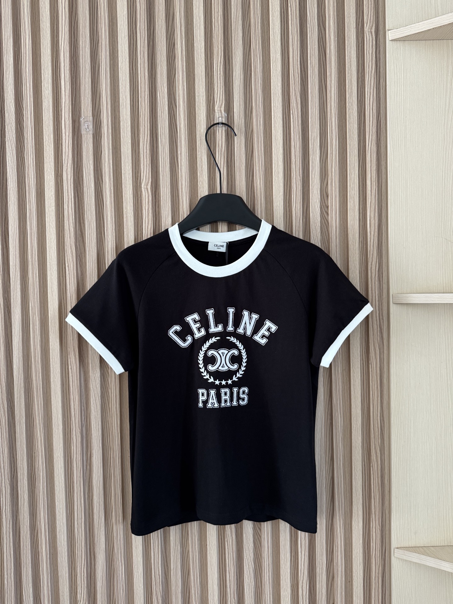 NO:736113,Celine 26 spring and summer new style water-cotton thread embroidery Arc de Triomphe letters embroidered short-sleeved T-shirt two-color SML P,,celine,T-shirt,tees,t-shirt,19860909Celine 26春夏新款 水棉线刺绣凯旋门字母刺绣短袖T恤 两色SML P,,celine,T-shirt,tees，t-shirt,,Women's clothing