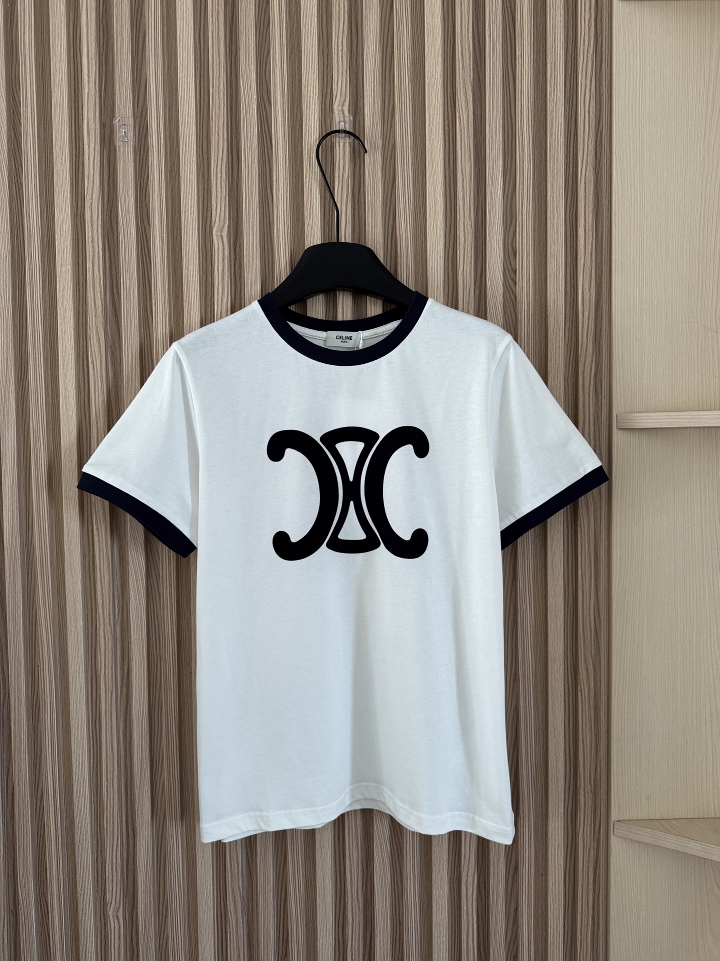 NO:736123,Celine 26 spring and summer new Arc de Triomphe flocked casual short-sleeved T-shirt two-color SML,,celine,T-shirt,tees,t-shirt,19860909Celine 26春夏新款 凯旋门植绒休闲短袖T恤 两色SML,,celine,T-shirt,tees，t-shirt,,Women's clothing