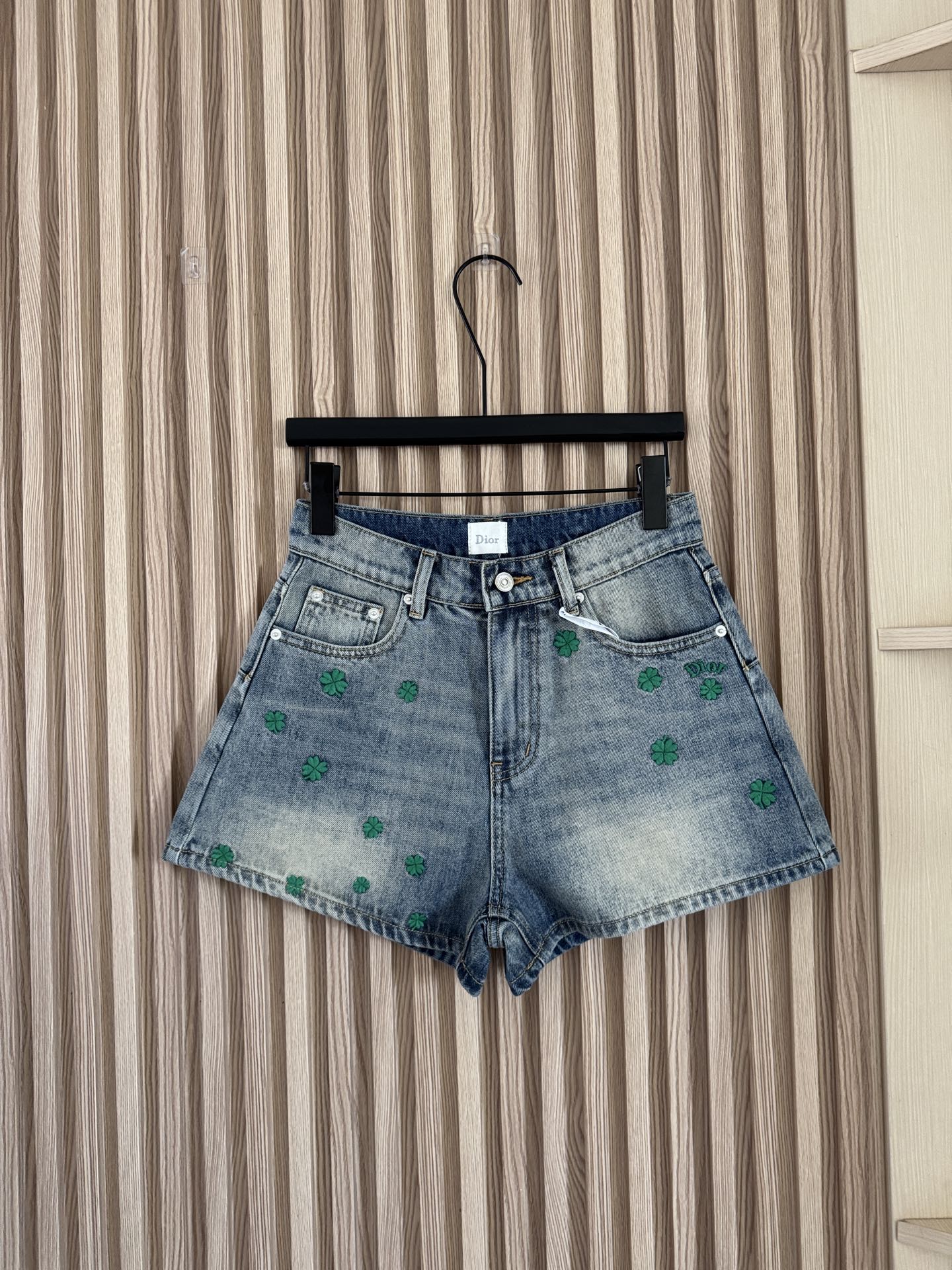 NO:736081,Dior 26 spring and summer new style four-leaf clover embroidered logo denim shorts size sml,,dior,shorts,19860909Dior 26春夏新款 四叶草刺绣logo牛仔短裤 码数sml,,dior,shorts,,Women's clothing