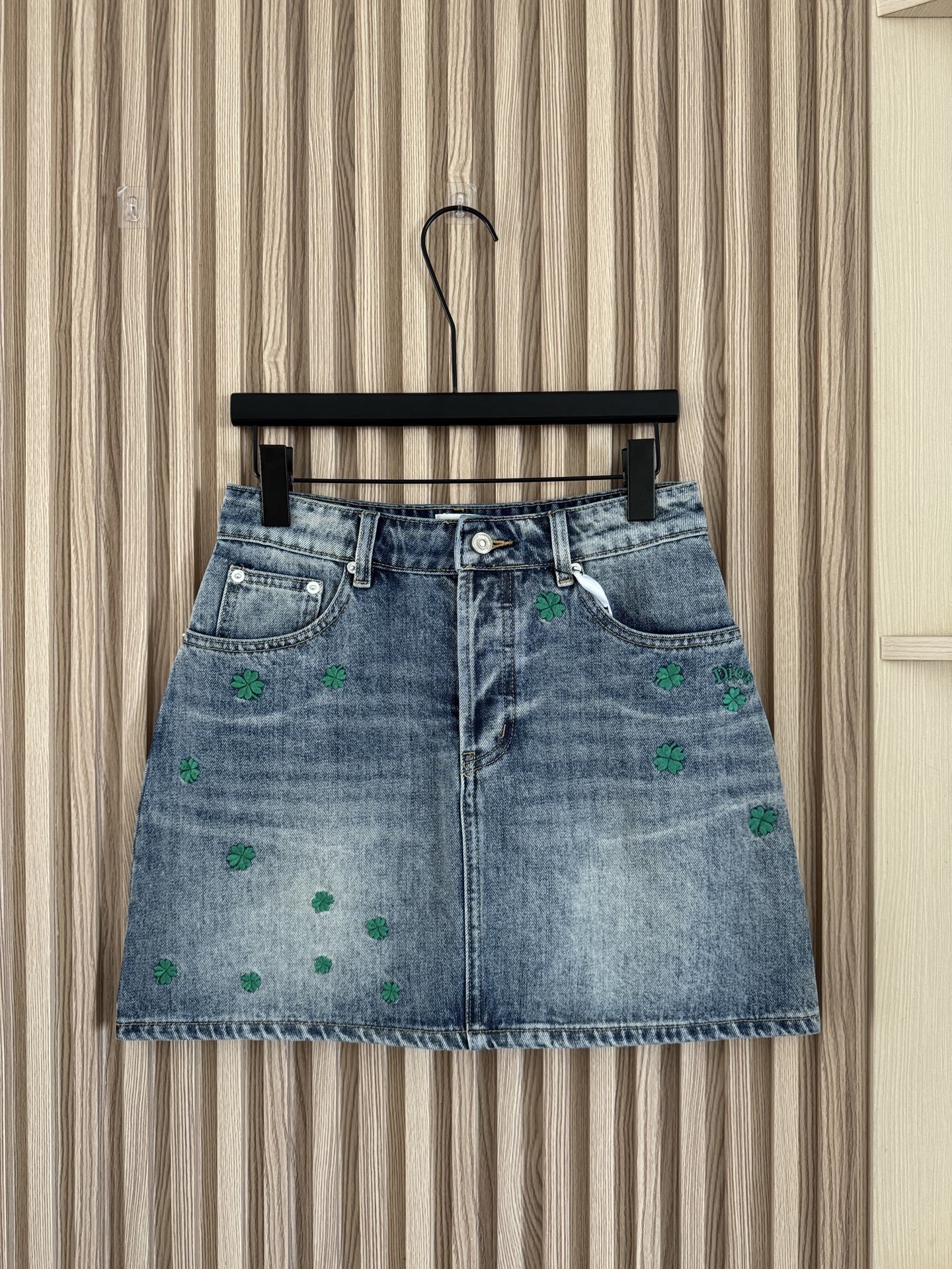 NO:736078,Dior 26 spring and summer new style four-leaf clover embroidered logo denim skirt size sml,,dior,skirts,19860909Dior 26春夏新款 四叶草刺绣logo牛仔半身裙 码数sml,,dior,skirts,,Women's clothing