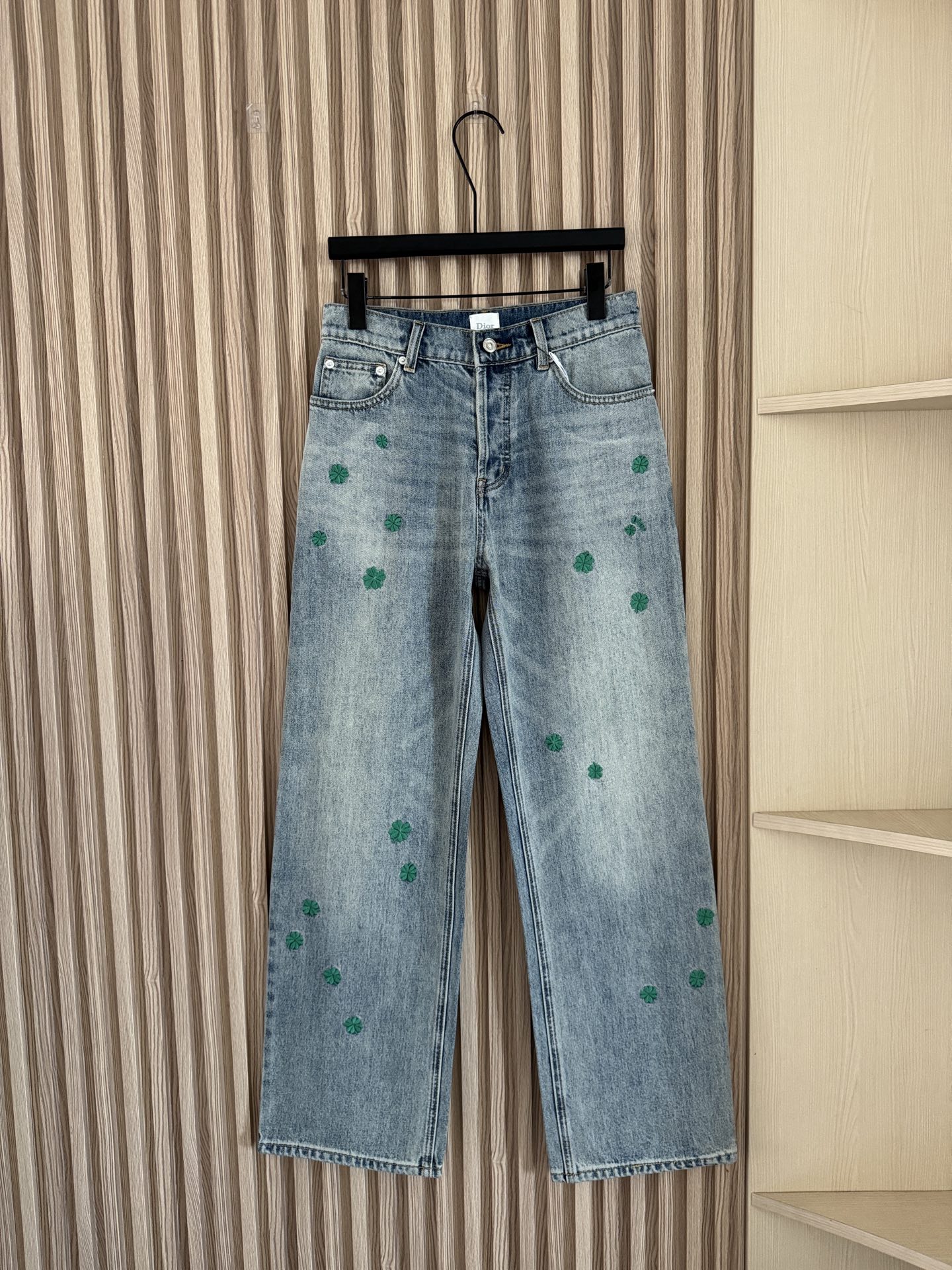 NO:736085,Dior 26 spring and summer new style four-leaf clover embroidered logo denim trousers code number sml,,dior,19860909Dior 26春夏新款 四叶草刺绣logo牛仔长裤 码数sml,,dior,,Women's clothing