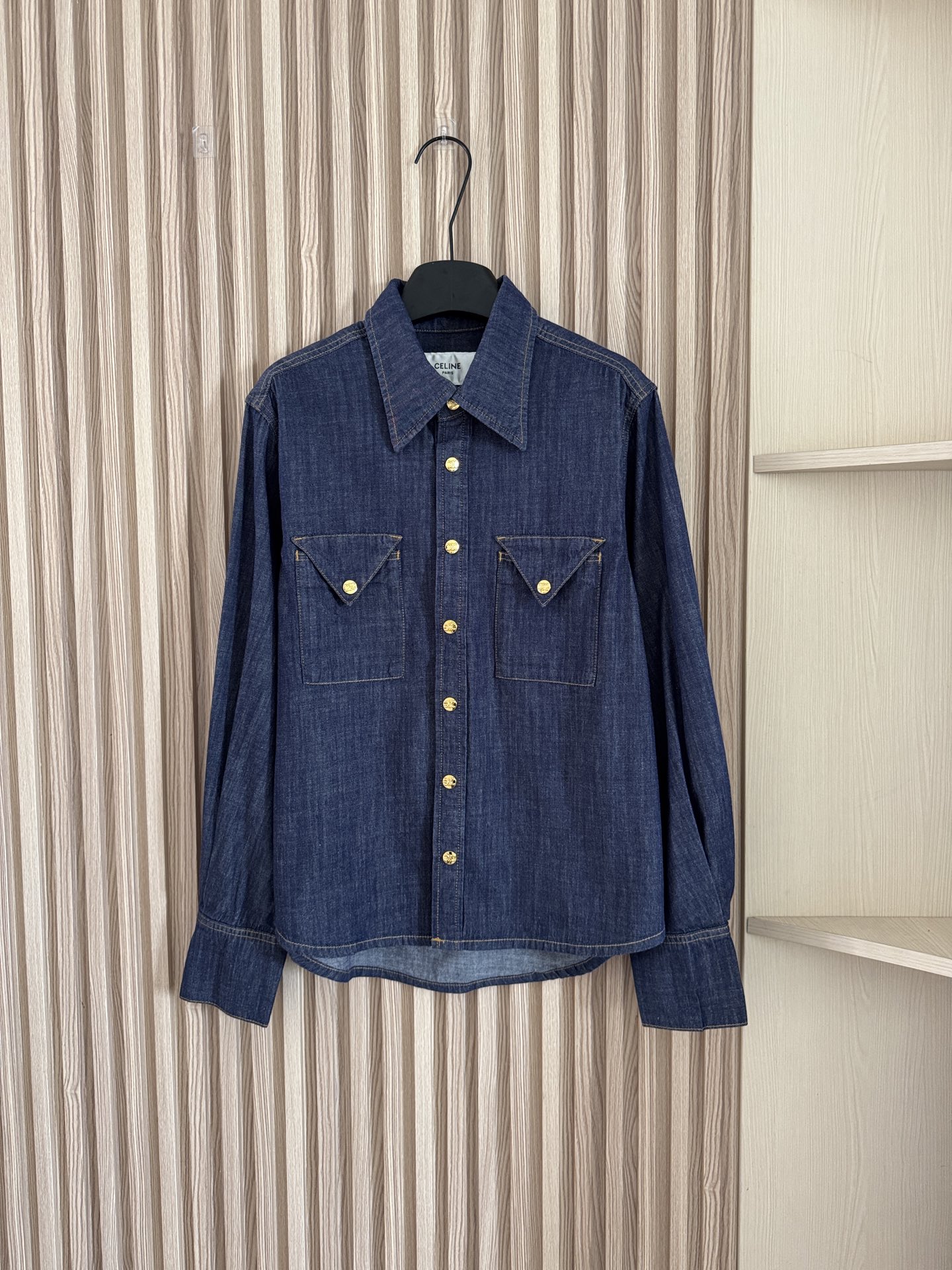 NO:736101,Celine 26 new spring and summer new shoulder denim shirt, old money style retro light luxury denim denim so high-end!  The pure cotton denim shirt with temperament and straightforward Italian style is available for purchase in seconds without any conditions!  This color, this silhouette, this feeling and tonality just couldn’t be more right!  Just that kind of feeling and smell makes you feel noble even without wearing it!  Elegance, temperament, leisure, simplicity, fashion, and the tone is so on point!  The fabric is neither thin nor thick, and can be worn in all three seasons of the year!  It is guaranteed to feel comfortable and comfortable, the details and design are so durable, and the sense of value is obvious!  Size sml,,celine,shirts,19860909Celine 26春夏新款 正肩牛仔衬衫,老钱风复古轻奢的丹宁牛仔好高级！气质、率性意式风格的纯棉牛仔衬衫无条件秒收吧！这个色调,这个廓形,这个感觉调性简直不能再对味啦！就那种感觉和气息不用穿身上都觉得贵气！斯文、气质、闲适、简约、时髦、调性太到位了！面料不薄不厚,一年3季都能穿的！保证体感舒服惬意,细节和设计都太耐品,价值感显而易见！码数sml,,celine,shirts,,Women's clothing