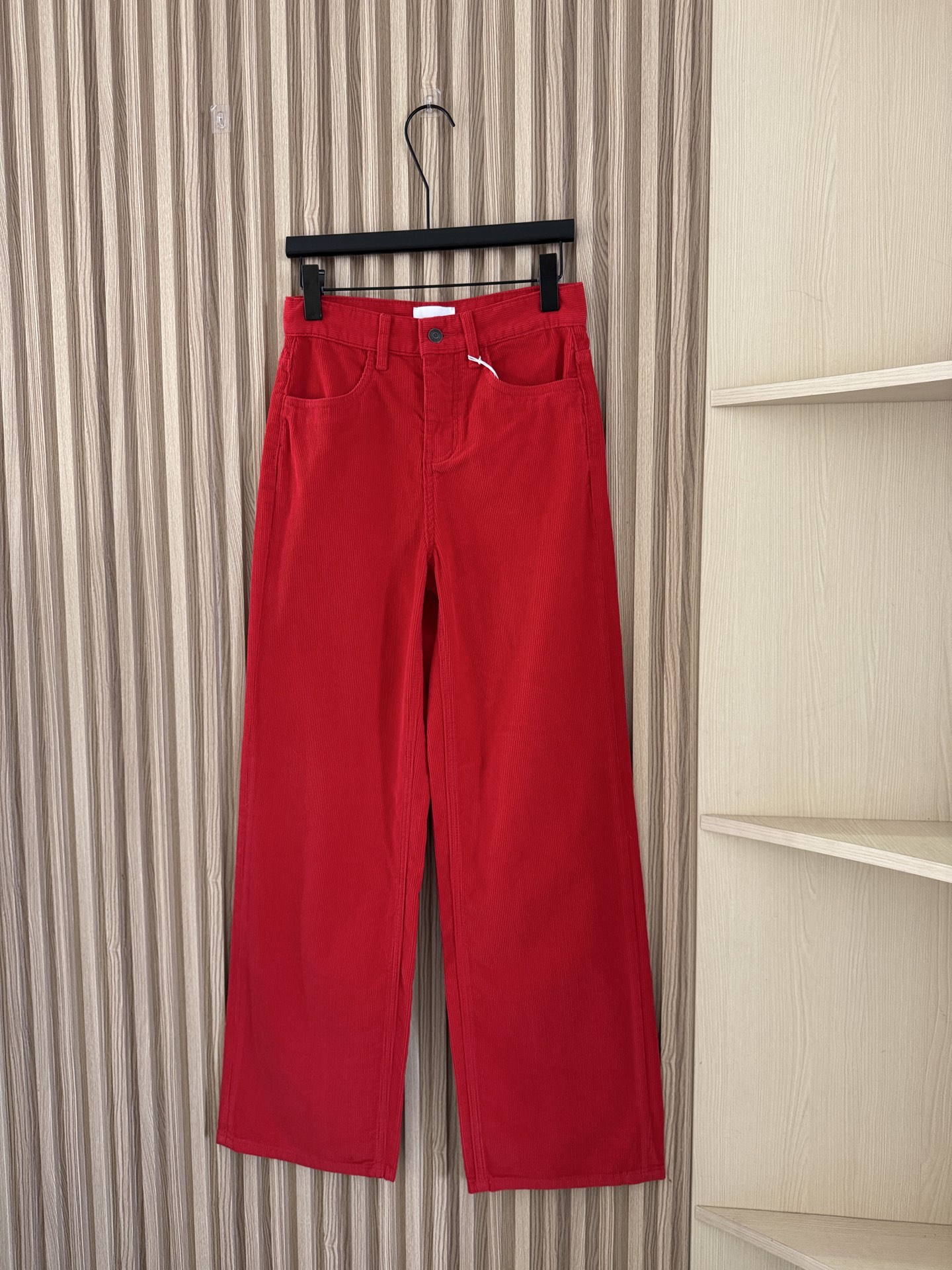 NO:736093,The Row 26 new early spring new style of red corduroy straight casual trousers, the real thing is super authentic red!  Due to lighting problems, the texture of the real thing cannot be captured!  The super hot red corduroy trousers, almost every fashion blogger has a pair, the ultimate sense of luxury!  Old money is expensive!  The aura is strong!  The perfect outfit for a heroine!  The straight wide-leg version is highly tolerant. The corduroy material of the customized row has a neo-retro fashion sense. On the basis of showing whiteness, it is the most fashionable!  Code number 24-30,,19860909The Row 26早春新款 发财红灯芯绒直筒休闲长裤,实物是超正的红色！光线问题拍不出实物的质感！超火的红色灯芯绒长裤,时髦博主几乎人手一条,极致的高级感！老钱贵气！气场强大！妥妥的大女主穿搭！直筒阔腿版型,包容度高,定制row的灯芯绒材质,有种新复古主义的时髦感,在显白的基础上,时髦度Max！码数24-30,,,Women's clothing