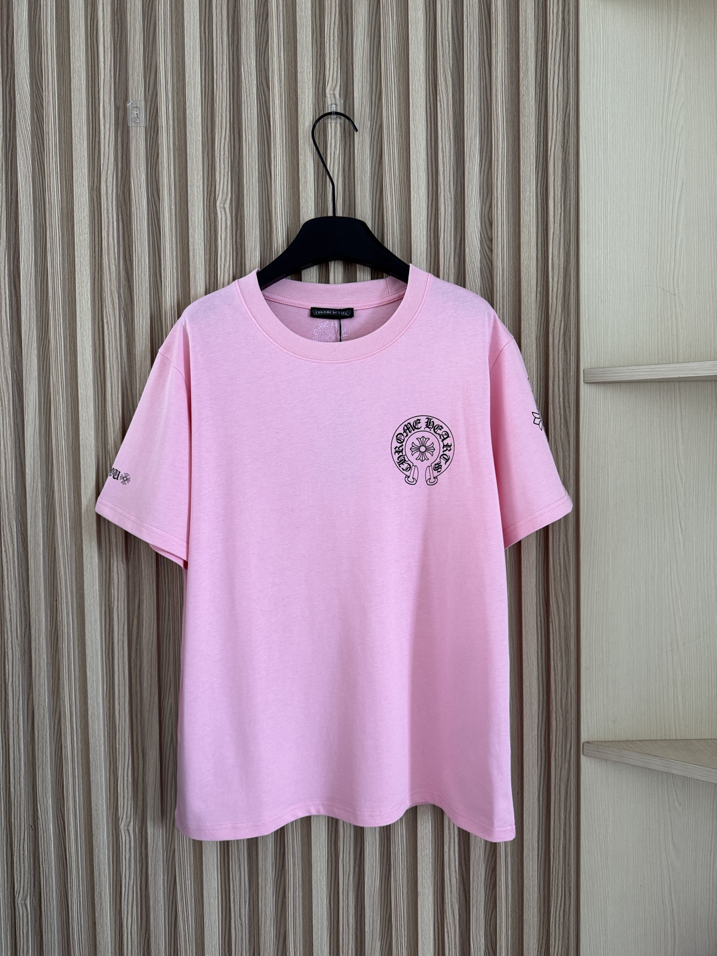 NO:792955,CH Croix Heart 26 Spring and Summer New Style High weight, loose and versatile casual cross flower printed short-sleeved T-shirt. The first choice for those who like high weight T-shirts. Multiple printings are cleverly designed, full of artistic sense, and flaunting individuality. It is trendy and versatile. You can easily go out with any shorts. Exceed this piece!  Three-color SML,,chrome hearts,shorts,T-shirt,tees,t-shirt,19860909CH克罗心 26春夏新款 高克重垂感宽松百搭休闲十字花印花短袖T恤,喜欢高克重T恤的首选,多处印花巧妙设计,充满艺术感,张扬个性 潮流百搭,随便搭个短裤就可轻松出门 超出片！三色SML,,chrome hearts,shorts,T-shirt,tees，t-shirt,,Women's clothing