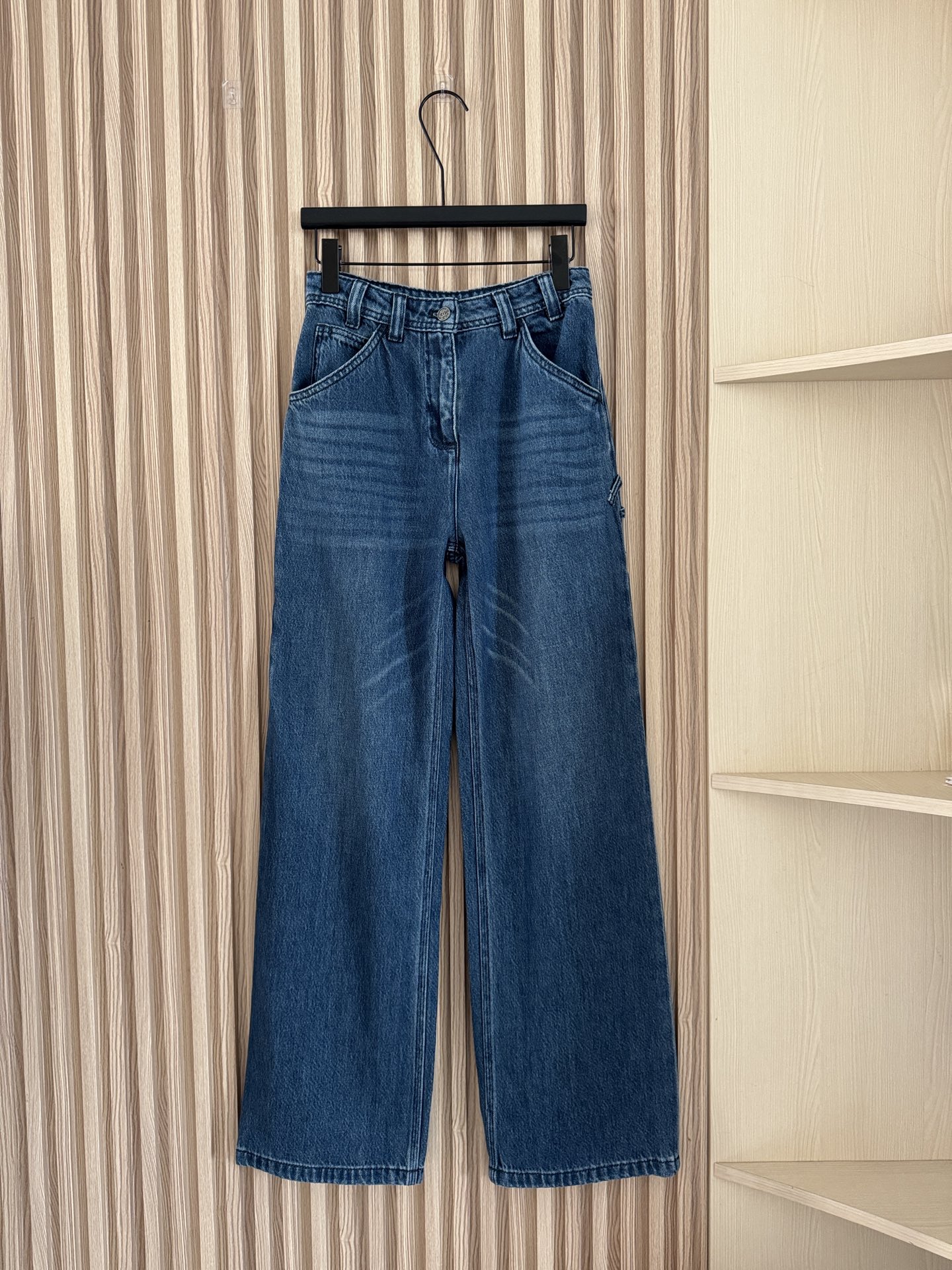NO:795841,CHANEL 26P popular style cross double C three-dimensional logo straight high waist slim work jeans soft drape fabric, needless to say style, just put it on the shelf and promote it, absolutely popular two colors 32-44,,chanel,jeans,19860909CHANEL 26P爆款 交叉双C立体logo直筒高腰显瘦工装牛仔裤 柔软垂感面料,不用多说的款式 直接上架推就行 绝对爆 两色32-44,,chanel,jeans,,Women's clothing