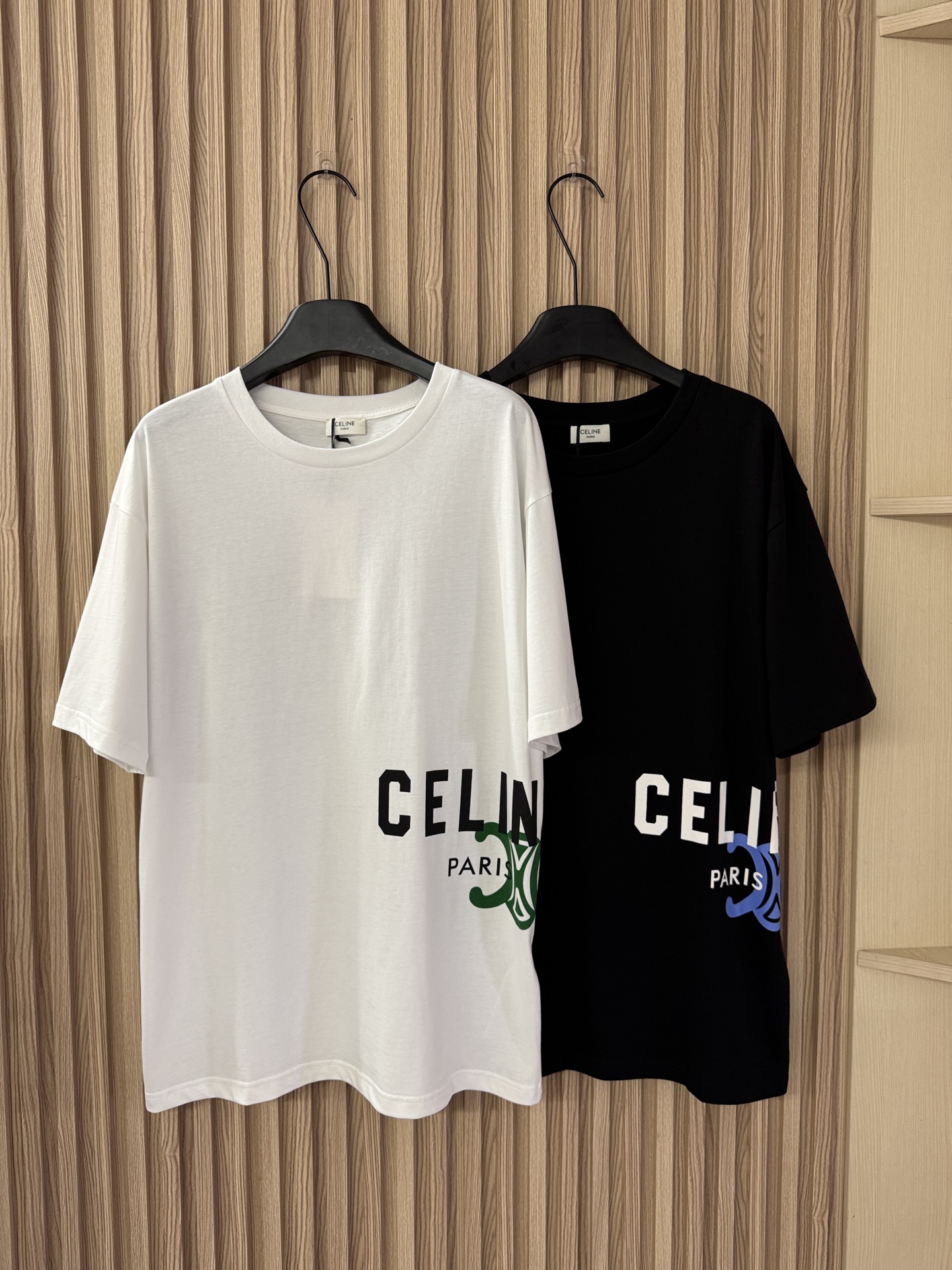 NO:795837,Celine 26 new spring and summer style large Arc de Triomphe colorful printed letters loose casual short-sleeved T-shirt. The green and blue Arc de Triomphe prints on the right side are very bright, but not too exaggerated. The loose and large version can be worn by men and women. Thin and breathable fabric, comfortable and not stuffy!  Two-color SML,,celine,T-shirt,tees,t-shirt,19860909Celine 26春夏新款 大凯旋门彩色印花字母宽松休闲短袖T恤,右侧绿色和蓝色的凯旋门印花很有亮点,又不会过于夸张,宽松大版型,男女可穿,薄款透气面料,舒服好穿 不闷热！两色SML,,celine,T-shirt,tees，t-shirt,,Women's clothing