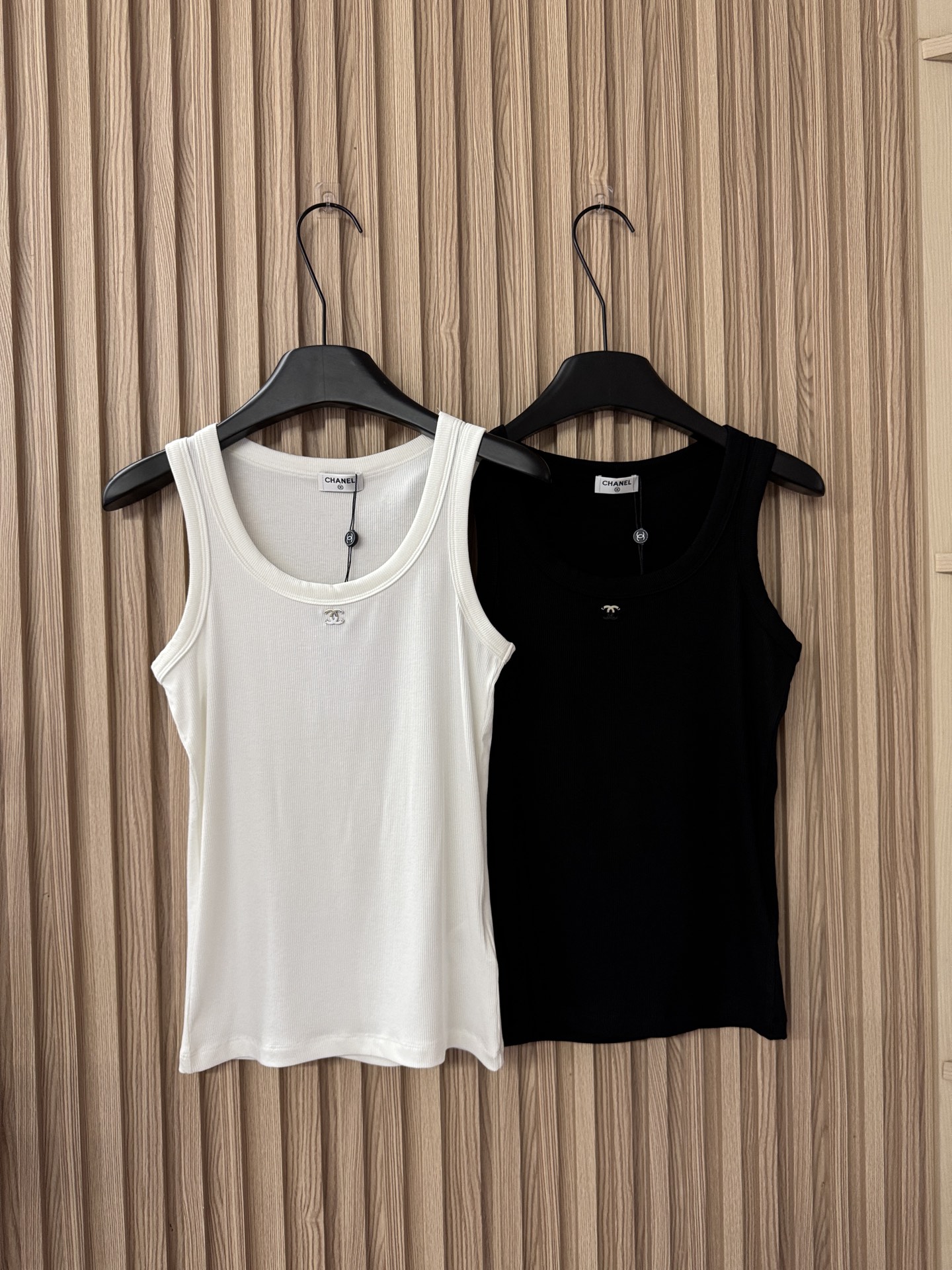 NO:795835,CHANEL 26 new spring and summer style, double C color matching logo elastic thread versatile casual and fashionable vest, customized elastic thread fabric, soft and easy to wear, high elasticity and no deformation, good resilience, stylish and outstanding when worn alone!  Two-color SML,,chanel,19860909CHANEL 26春夏新款 双C拼色logo弹力螺纹百搭休闲时髦背心,定制弹力螺纹面料 软糯好穿 弹力大不变形 回弹性好 单穿内搭都时髦出彩！两色SML,,chanel,,Women's clothing